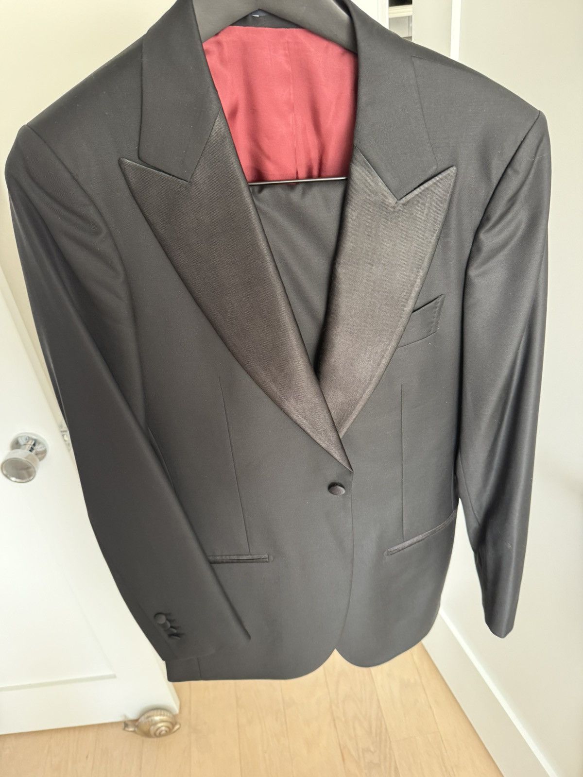 Suitsupply Suitsupply Peak Lapel Satin tuxedo Size 38L - 1 Thumbnail