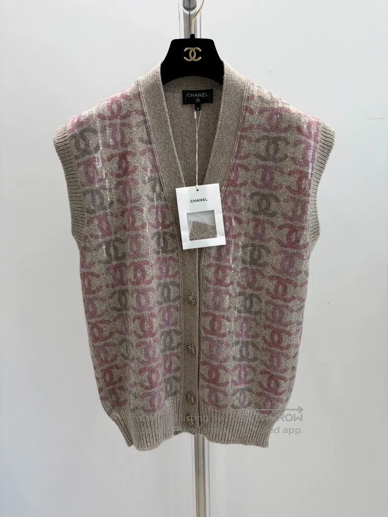 Chanel Chanel Pink sequin double C logo knitted cardigan vest Size XS / US 0-2 / IT 36-38 - 1 Thumbnail