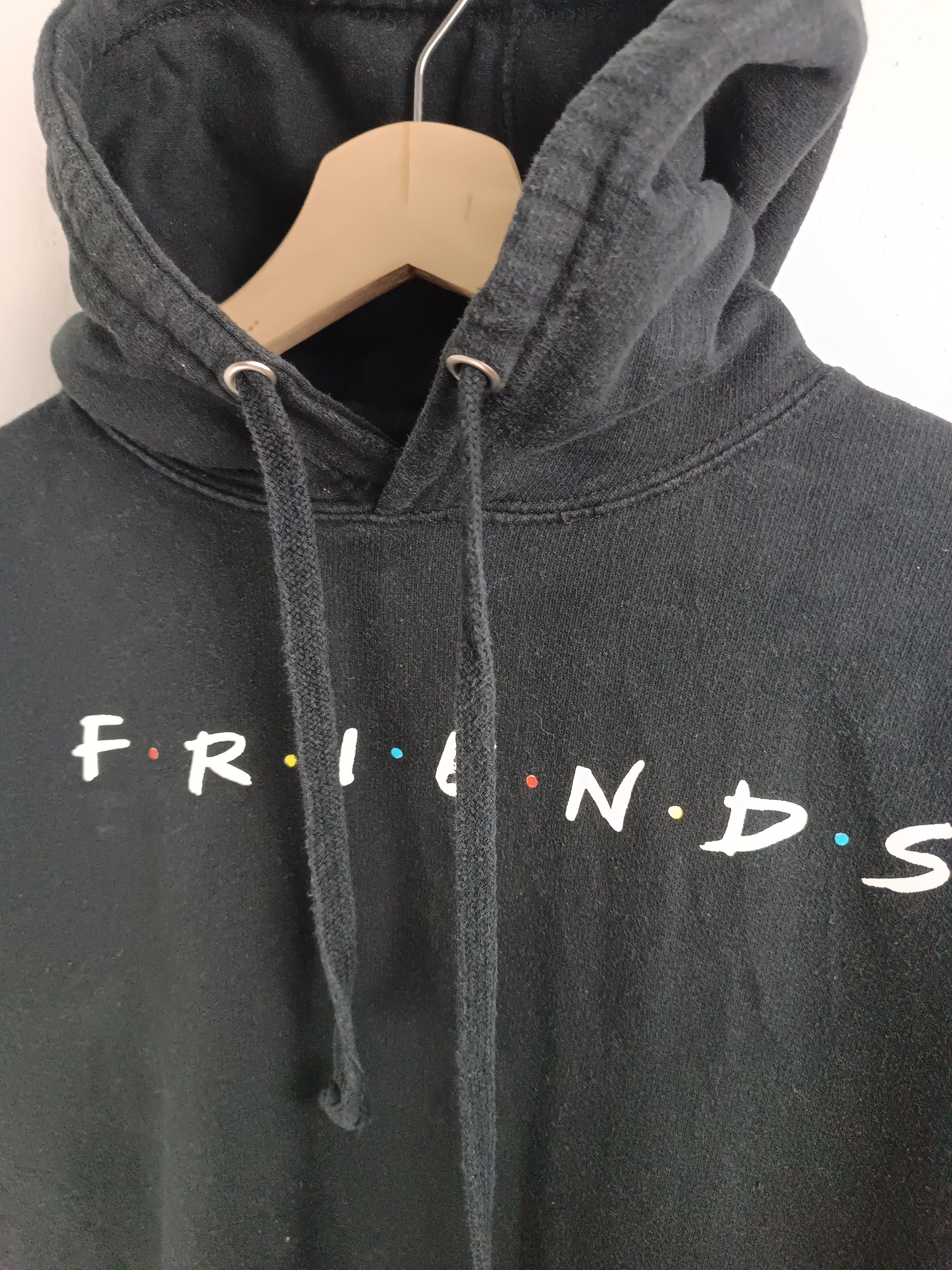 Vintage VINTAGE FADED FRIENDS SITCOM COMEDY TV SHOW NETFLIX HOODIE Size US M / EU 48-50 / 2 - 14 Thumbnail