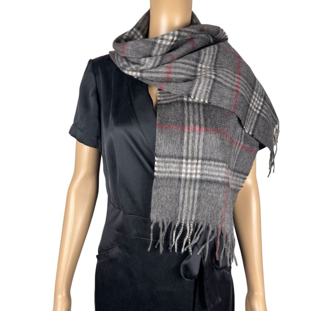 Grant Thomas NWT New Grant Thomas 100% Cashmere Grey Plaid Scarf Made In Size ONE SIZE - 1 Thumbnail