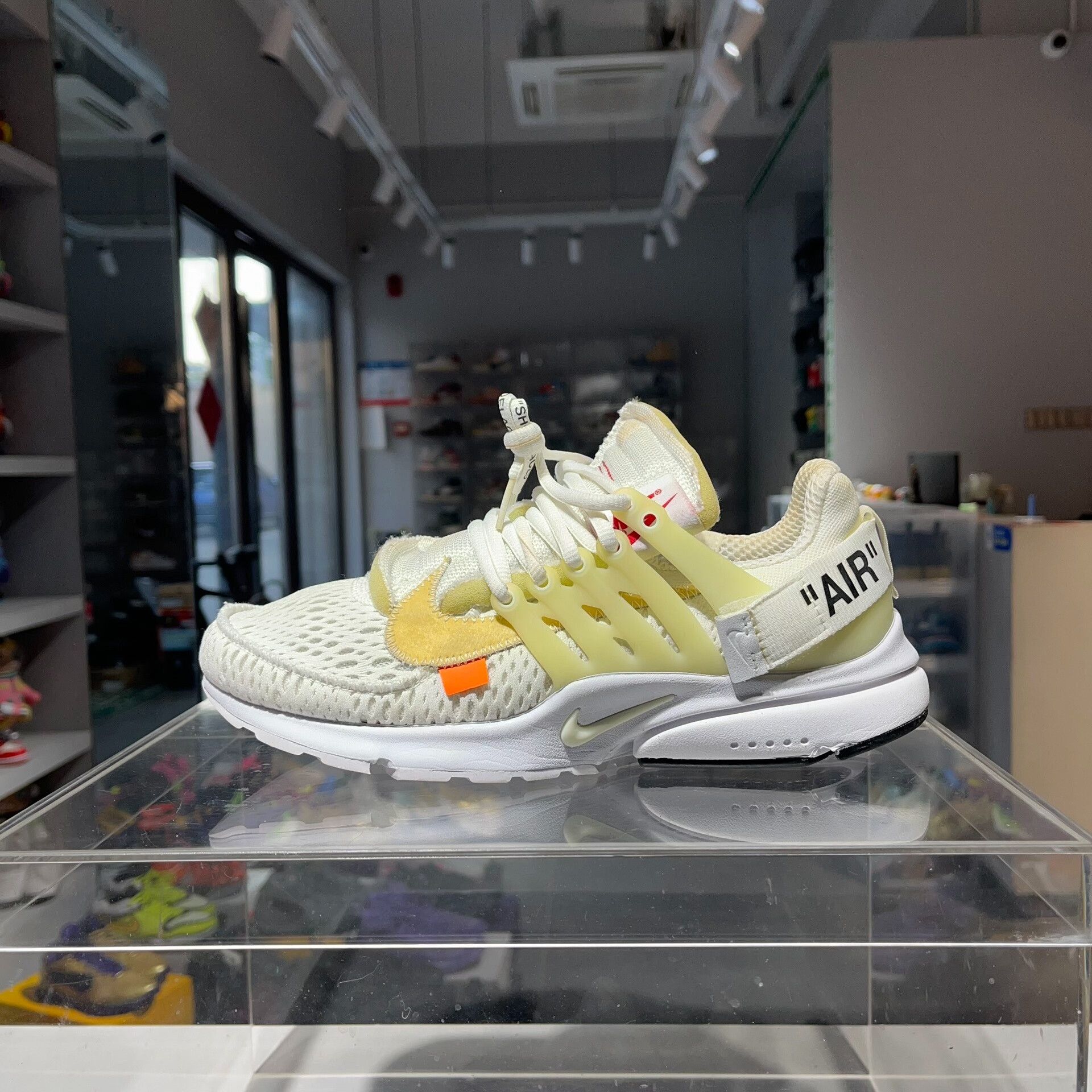 Nike Nike White Lowtop Sneakers 8 Men Size US 8 / EU 41 - 1 Thumbnail
