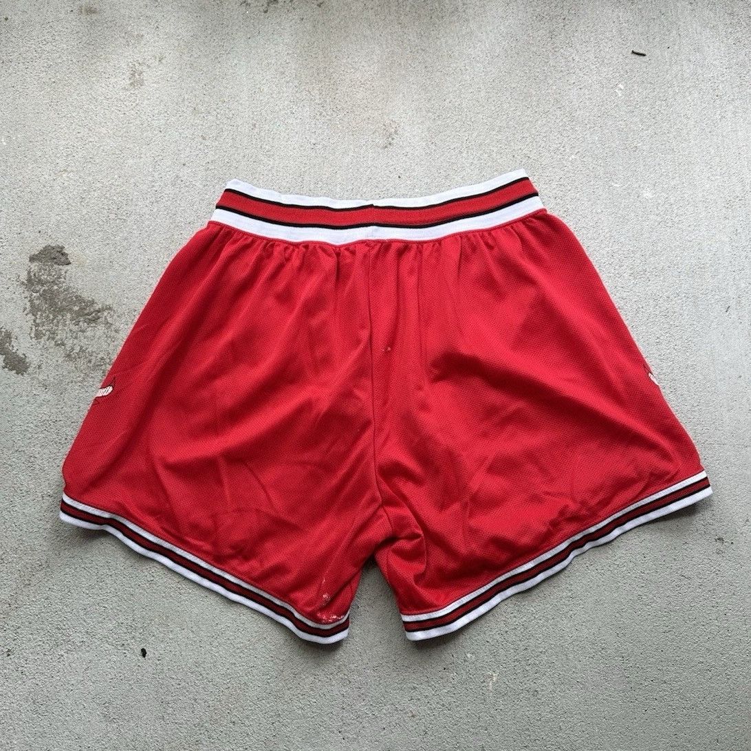 Champion × NBA × Vintage VTG Champion Chicago Bulls NBA Red Basketball Shorts Size XL Size US 34 / EU 50 - 4 Thumbnail