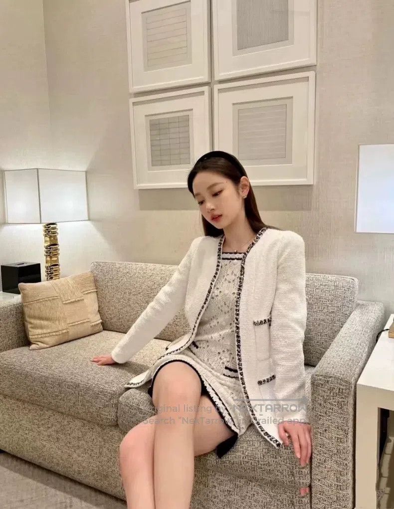 Chanel 22P white and black rolled long-sleeved jacket