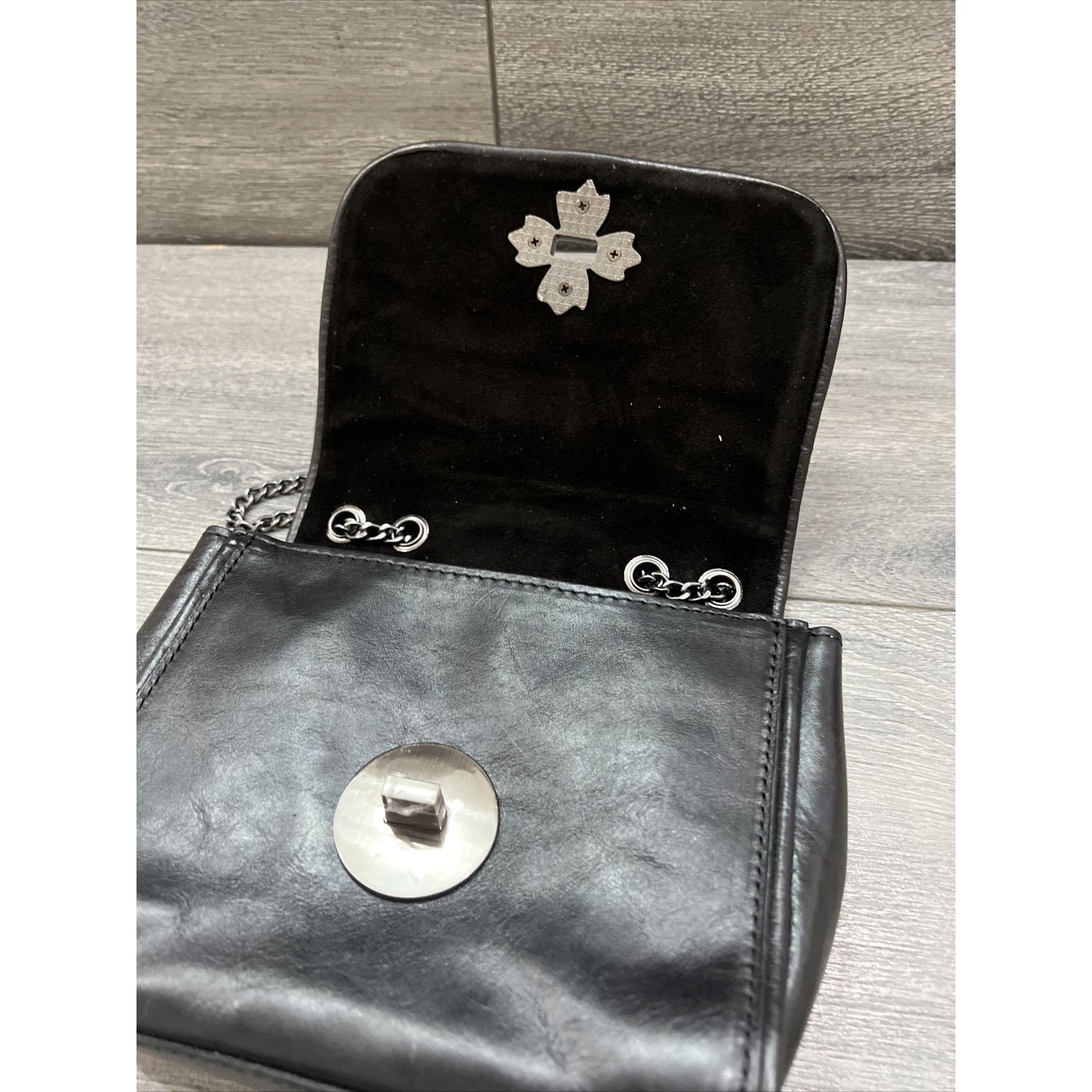 Patricia Nash Patricia Nash Leather Flap Chain Bag Black Bag A554740 Size ONE SIZE - 7 Thumbnail