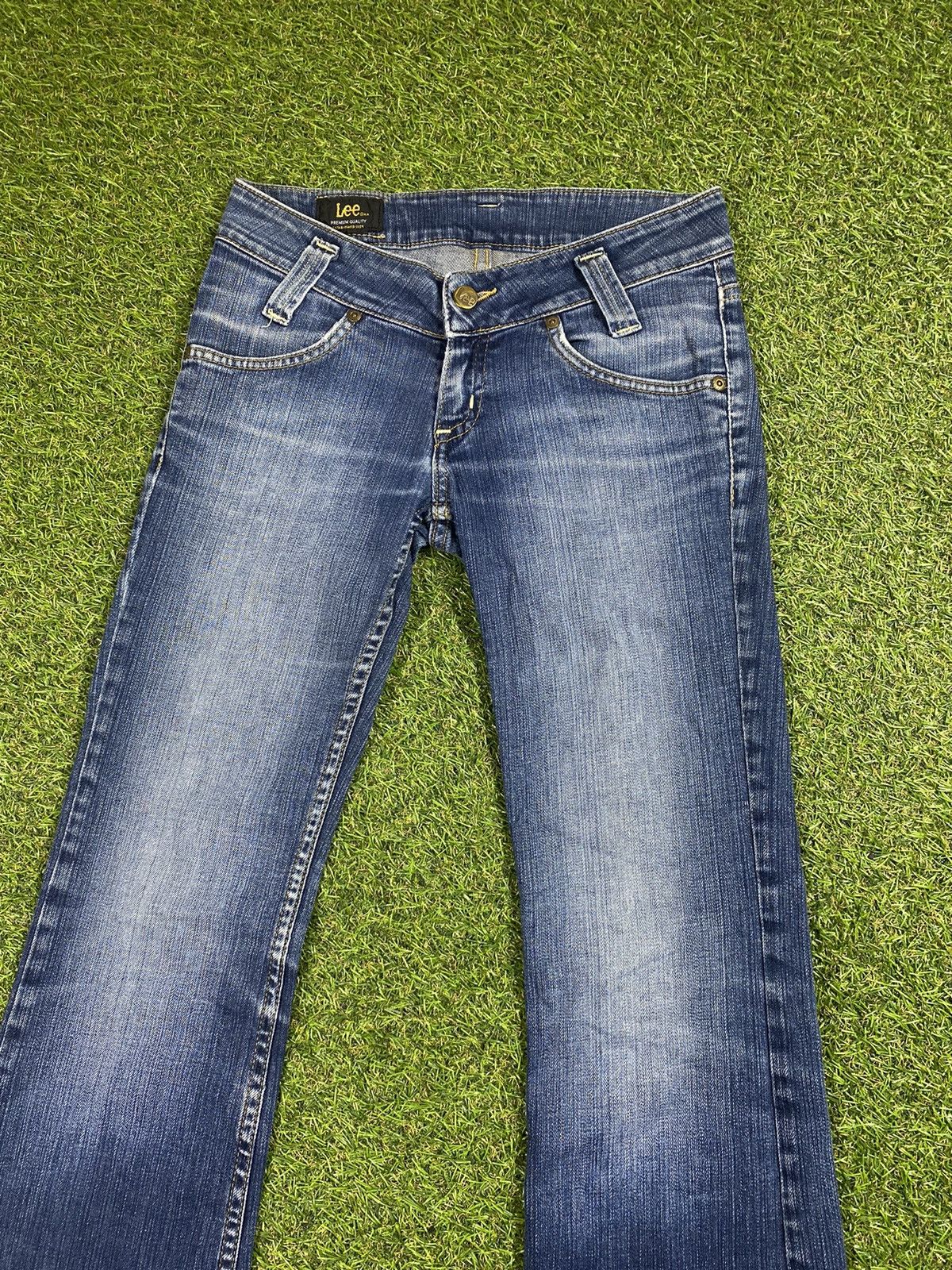 Lee × Vintage Vintage 90s Lee flared jeans faded streetwear size 26x31 Size 26" / US 2 / IT 38 - 2 Thumbnail