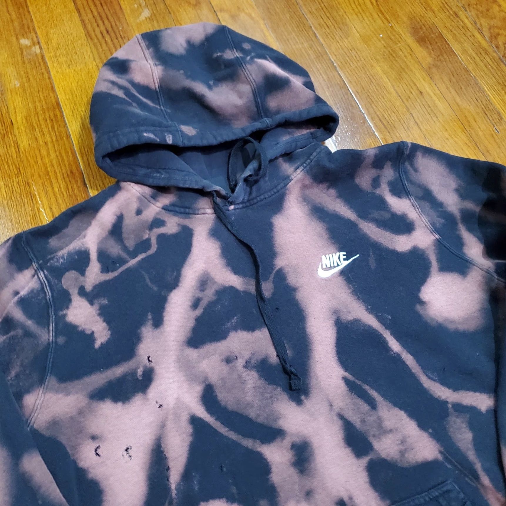 Nike VINTAGE Nike Swoosh Custom Bleach Tie-dye Hoodie Sweatshirt Upcycled Reworked Sz Medium Size US M / EU 48-50 / 2 - 6 Thumbnail