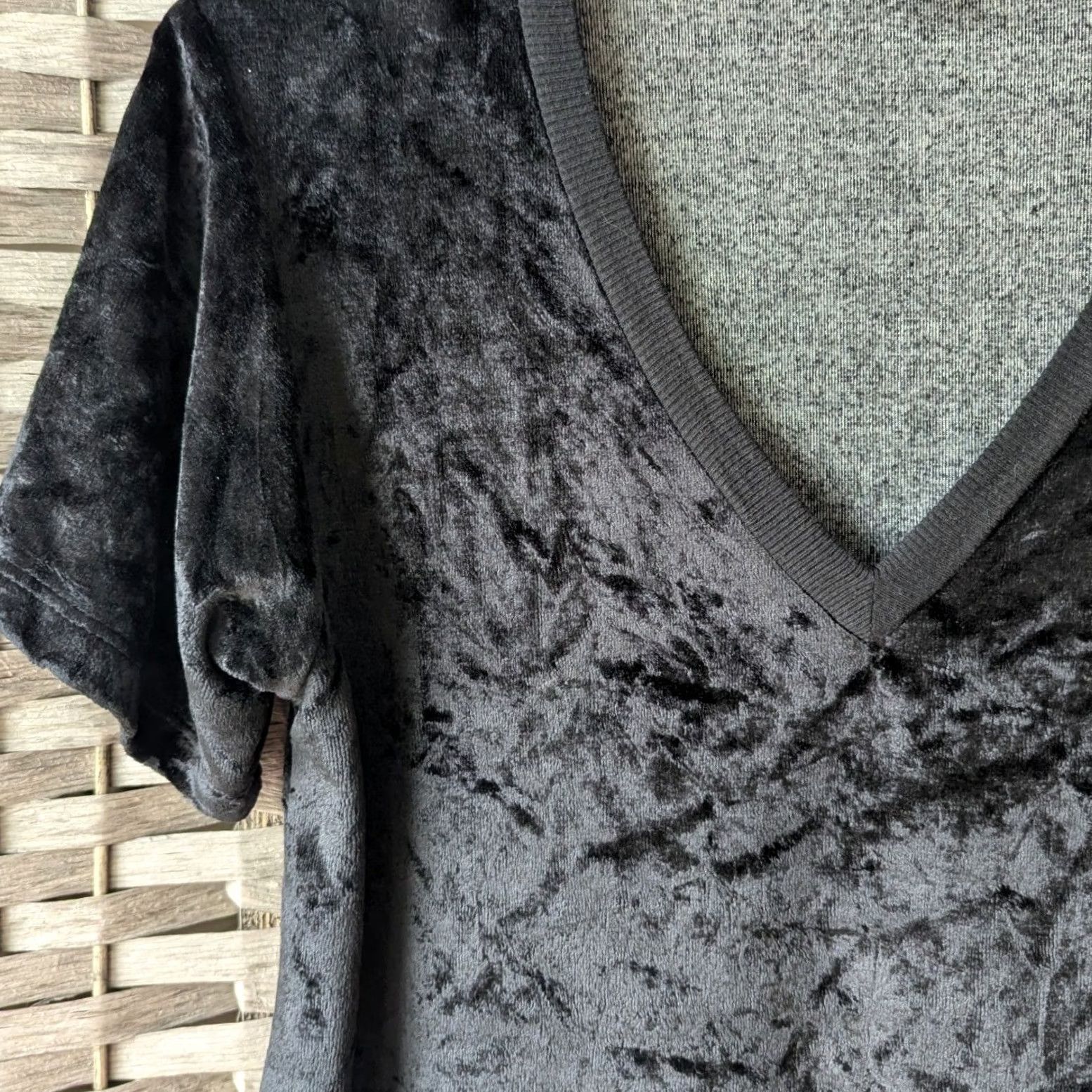 Michael Stars VINTAGE Michael Stars T-Shirt Velvet Black V-Neck Short Sleeve Sz S Womens Minimalist 90s Grunge Night Out Casual Chic Size S / US 4 / IT 40 - 2 Thumbnail