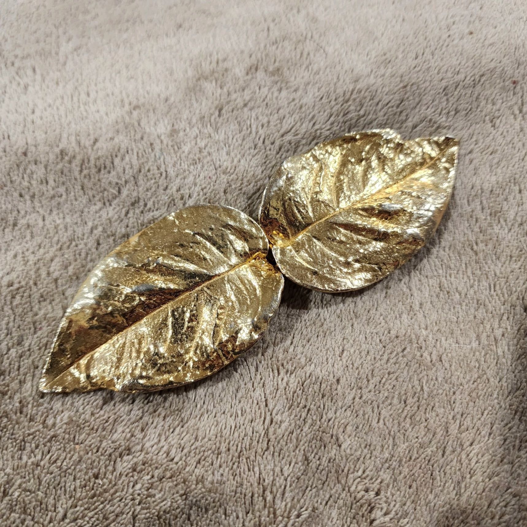 Vintage VINTAGE Mimi di N Leaf Cluster Belt Buckle Interlocking Gold Women 1970s Belt Buckle Gold Leaf Cluster Interlocking Mimi di N Womens Vintage 1970s Size ONE SIZE - 3 Thumbnail