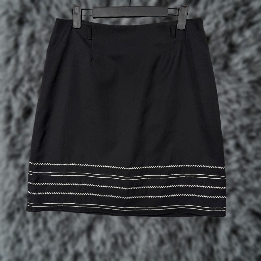 Vintage VINTAGE B. Moss Skirt 10 Black Embroidered Hem Knee Length Pencil Office Formal 90s Gothic Retro Striped Twill Lined Polyester Rayon Womens Size 32" / US 10 / IT 46 - 1 Thumbnail