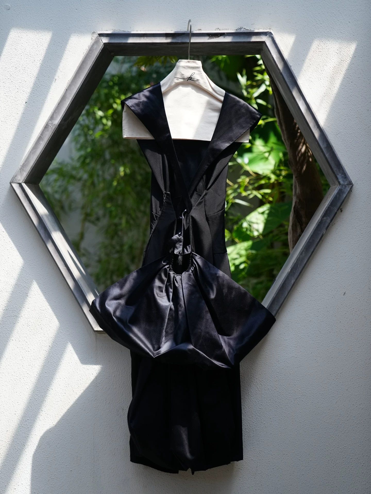 Vintage Vintage French Silk Black Cross-Back Mermaid Dress 42 (ML) Size M / US 6-8 / IT 42-44 - 8 Thumbnail