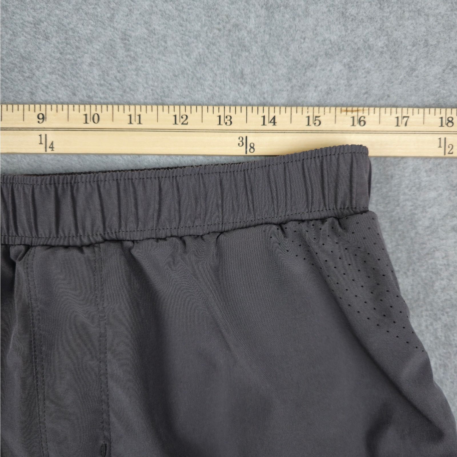 Rhone Rhone Medium Gray Athletic Shorts Lined Drawstring Pockets Size US 32 / EU 48 - 6 Thumbnail