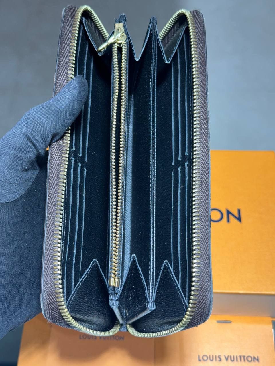 Louis Vuitton Authentic Louis Vuitton Zippy Wallet Giant Monogram M69353 Size ONE SIZE - 8 Thumbnail