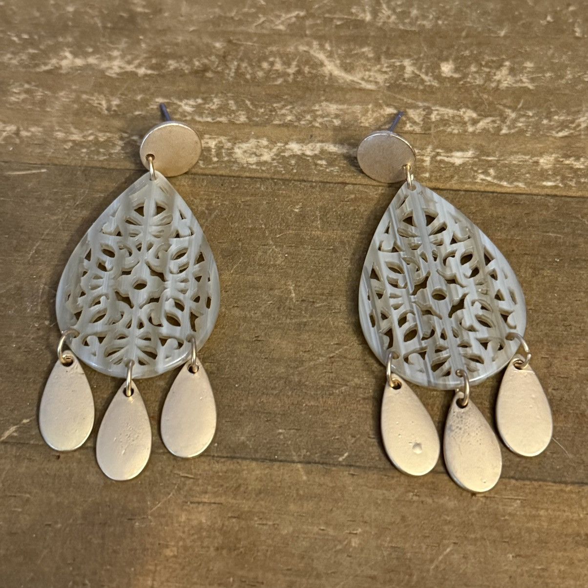 Other Cream and gold filigree teardrop dangle earrings Size ONE SIZE - 4 Thumbnail