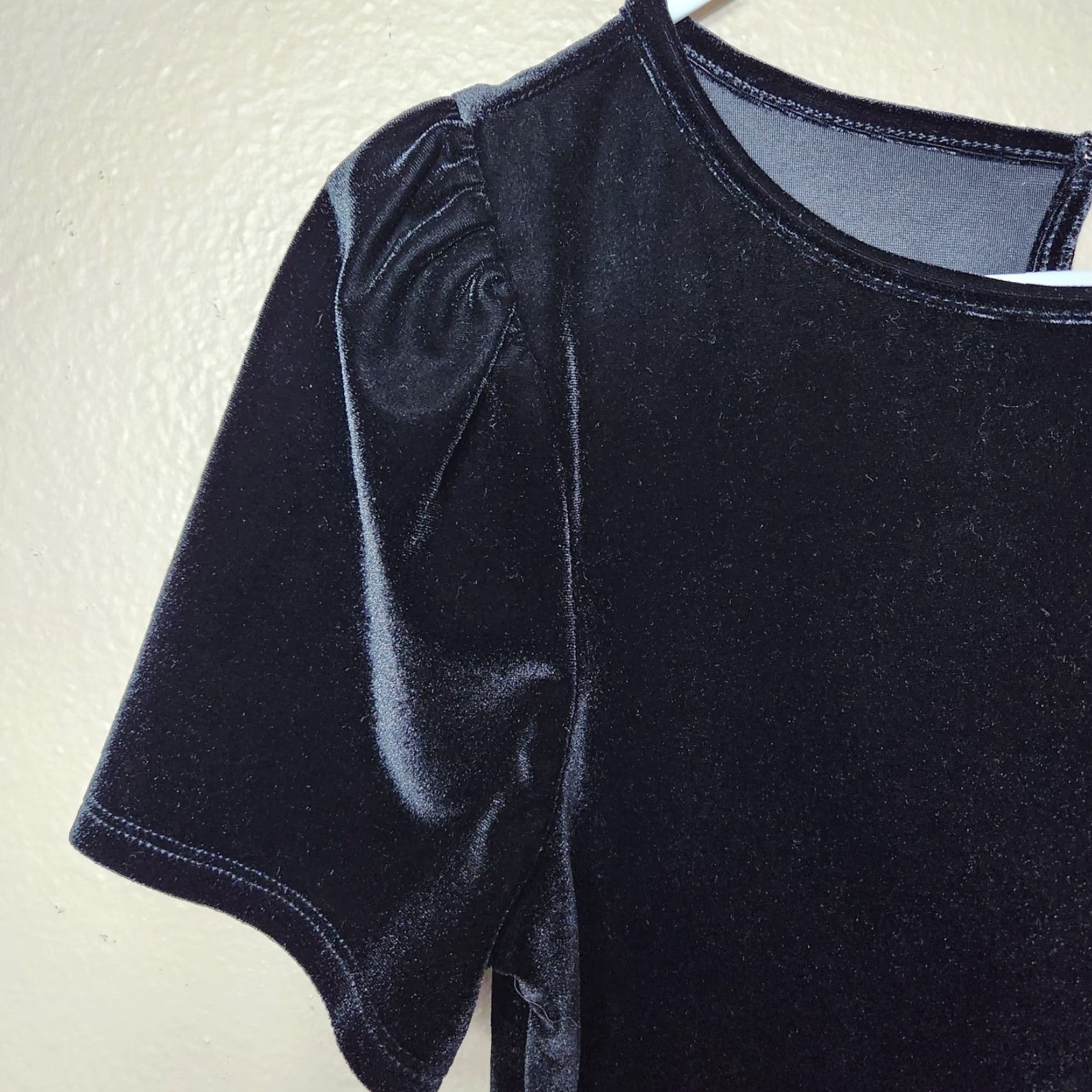 Express Express Blouse |S| Black Velvet Short Sleeve Puff Shoulder Keyhole Back Top Size S / US 4 / IT 40 - 3 Thumbnail