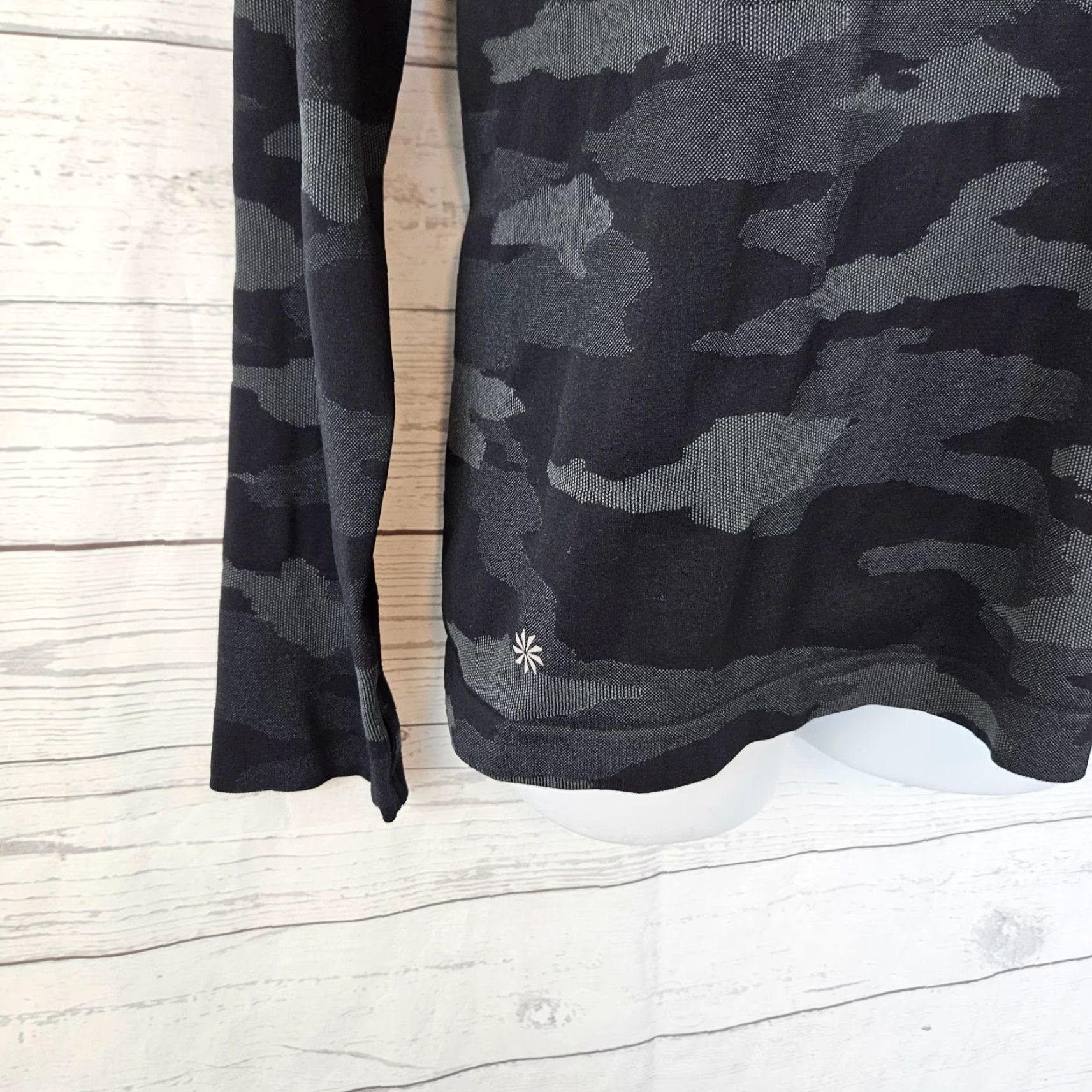 Athleta Athleta Womens Speedlight Camo Top L Black Long Sleeve Shirt Pullover Activewear Modern Basic Size L / US 10 / IT 46 - 3 Thumbnail