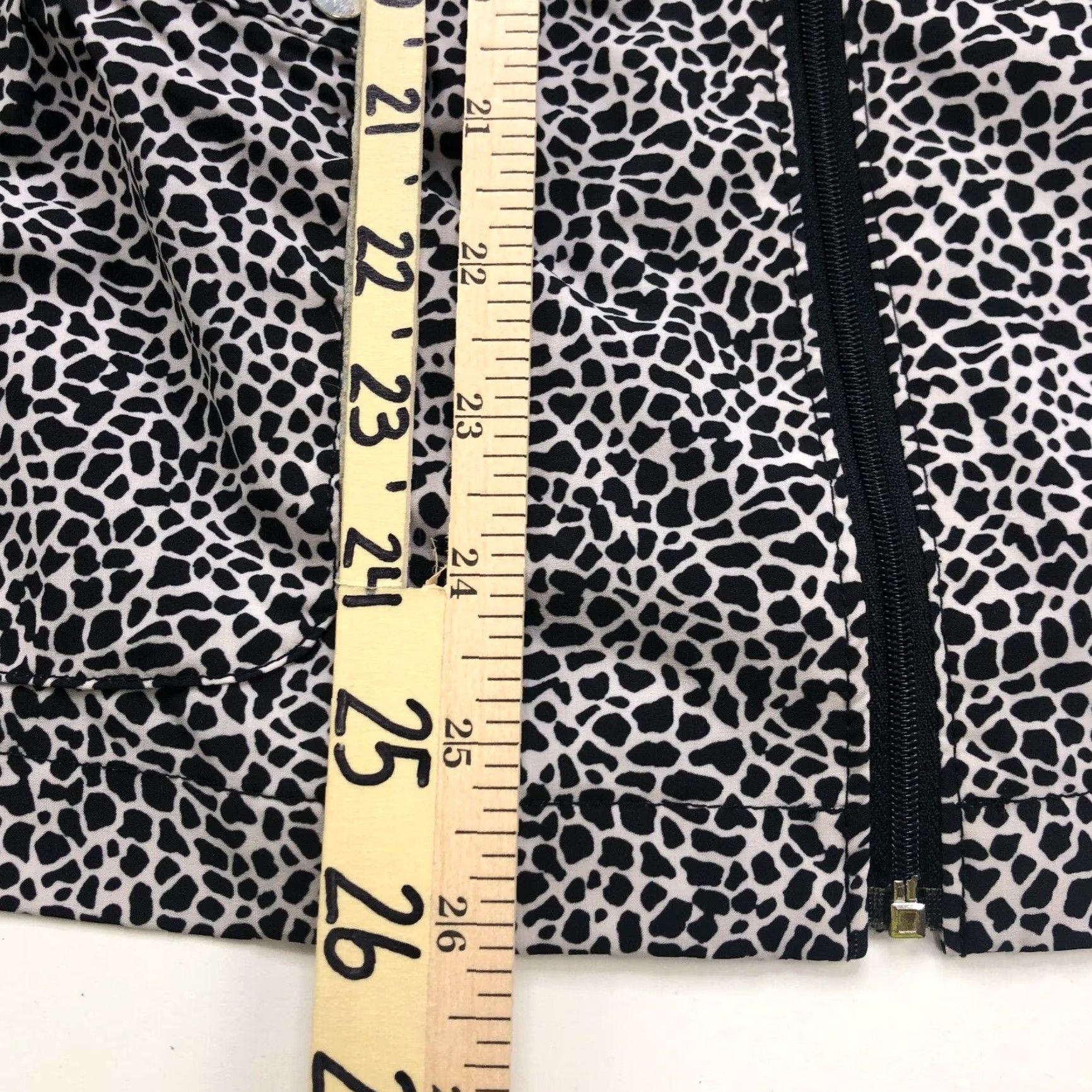 Vintage VINTAGE Weekends By Chico's 2 MINT Black Womens Full Zip Cheetah All Over Print Vest Size XS / US 0-2 / IT 36-38 - 3 Thumbnail