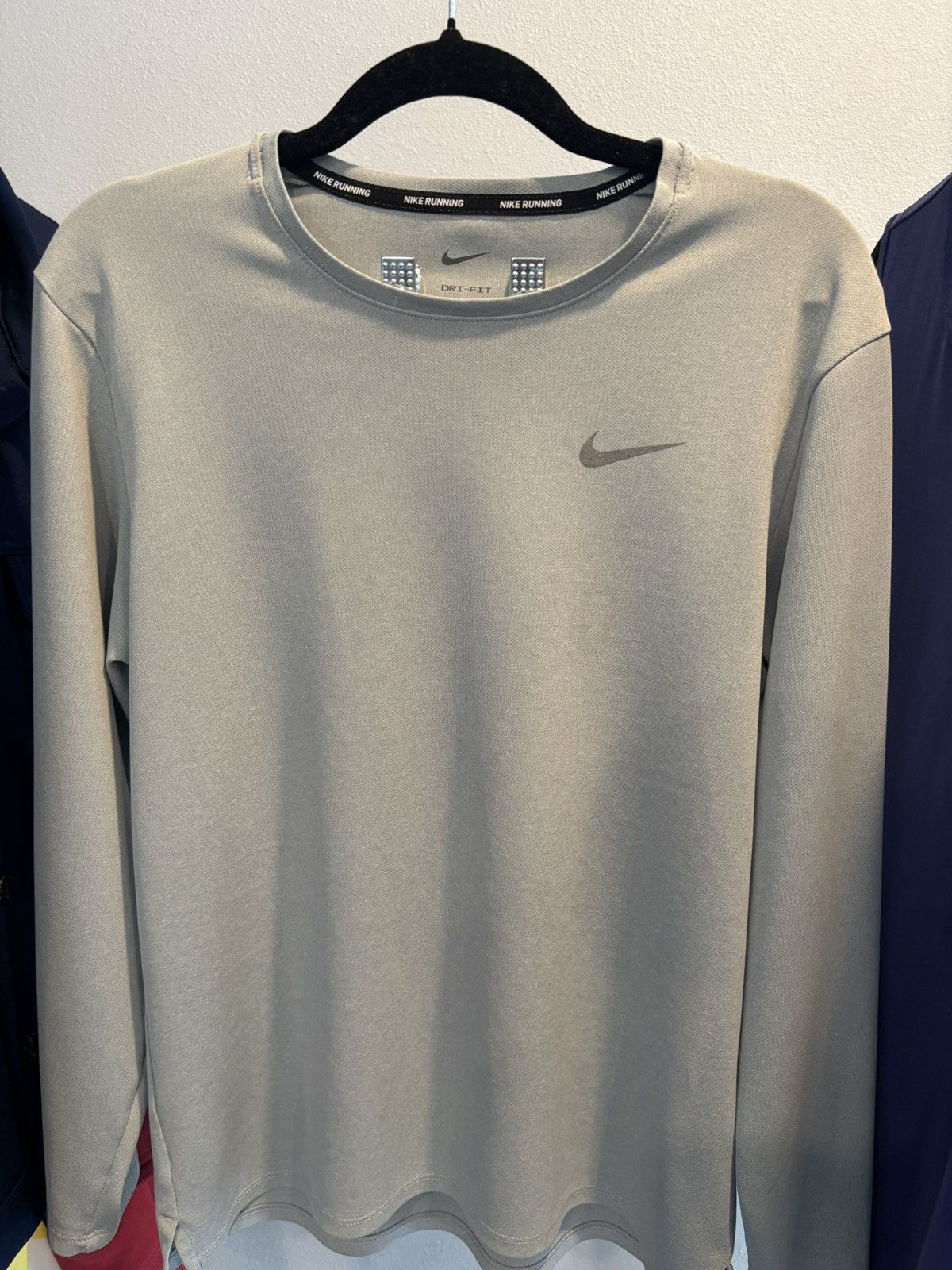 Nike Nike Grey Running Dri-Fit Long Sleeve Athletic Tee Size US S / EU 44-46 / 1 - 5 Thumbnail