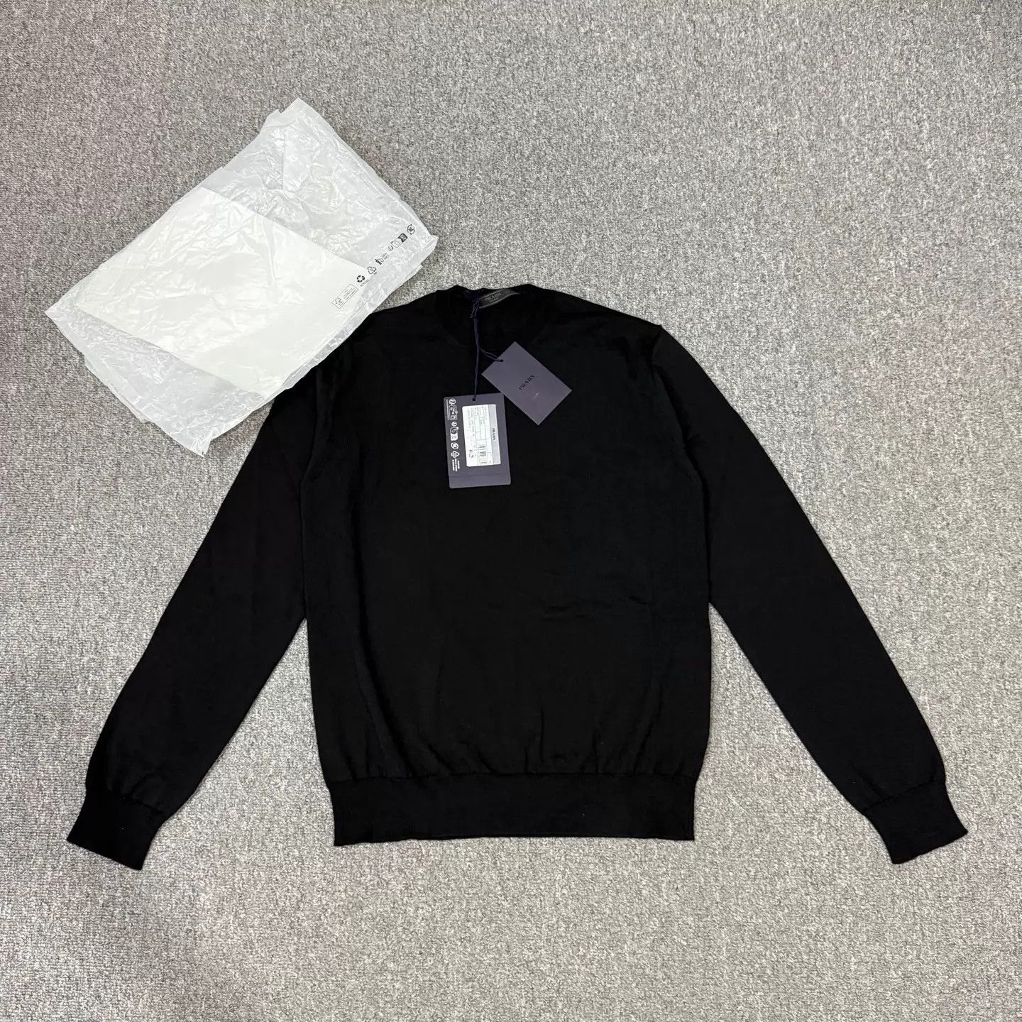 Prada Prada 24 Black Cashmere Knit LS 46 NWT Size US S / EU 44-46 / 1 - 1 Thumbnail