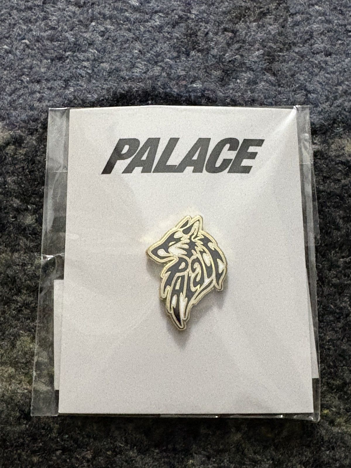 Palace Palace Wolf Pin Size ONE SIZE - 1 Thumbnail