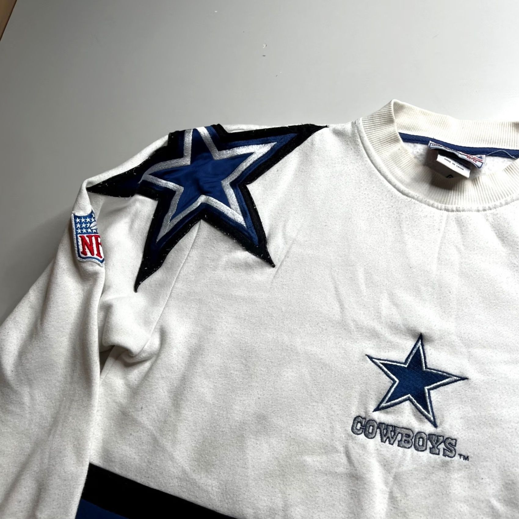 NFL VINTAGE Dallas Cowboys Sweatshirt Mens M White Blue Stars NFL Apex One Crewneck 90s Size US M / EU 48-50 / 2 - 7 Thumbnail