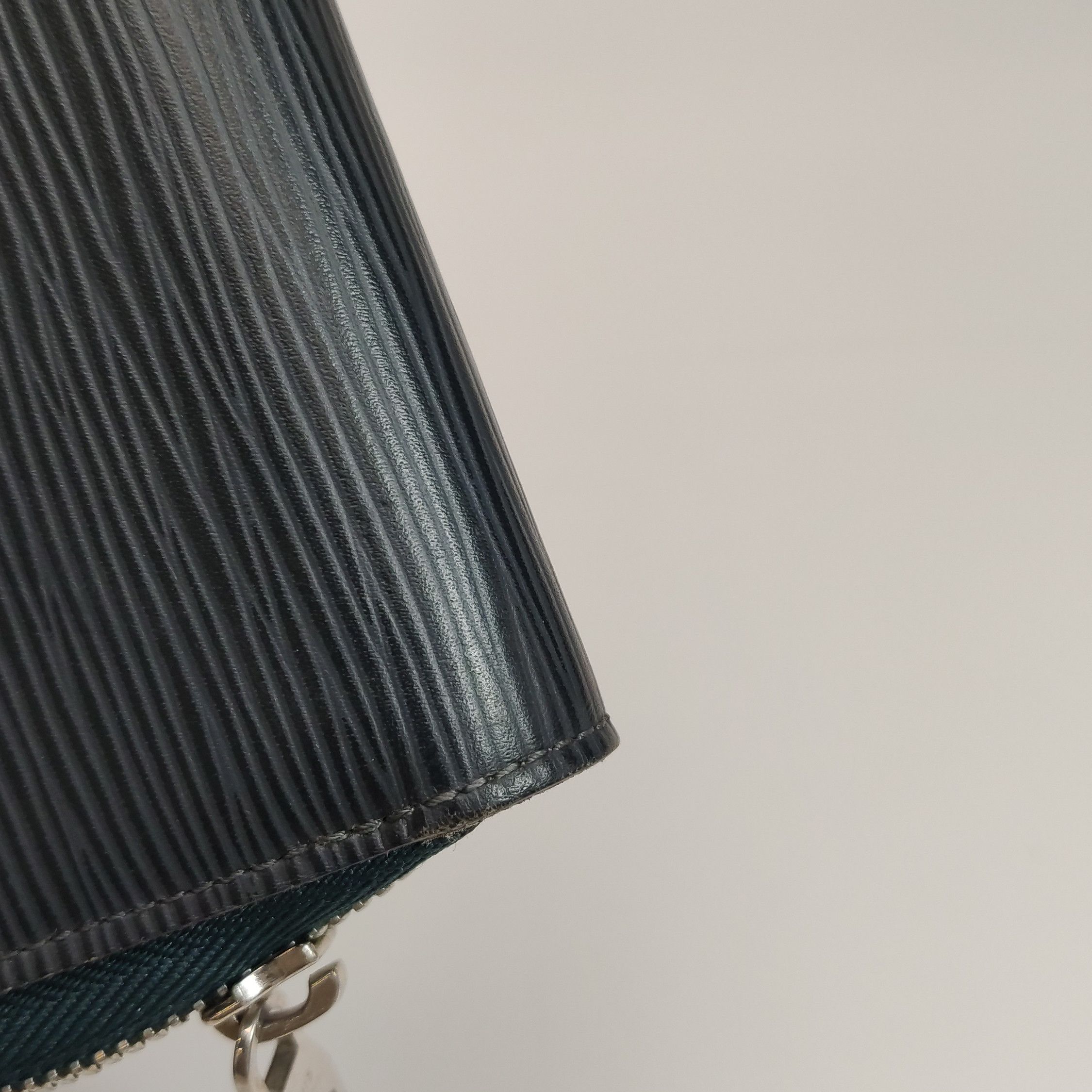 Louis Vuitton Louis Vuitton (LV) Zippy cowhide ripple zipper clutch -y250 Size ONE SIZE - 7 Thumbnail