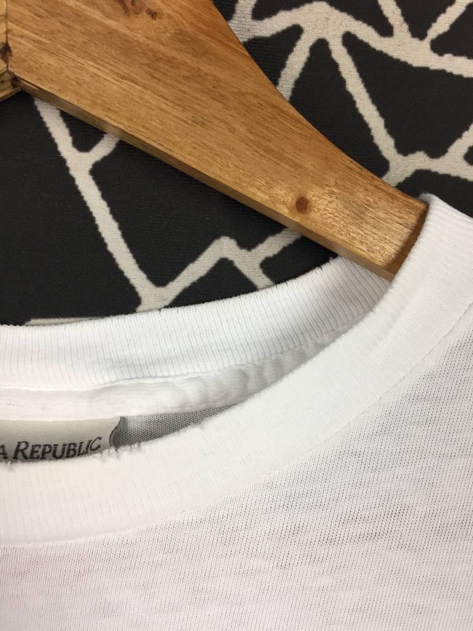 Banana Republic Vtg 90s Banana Republic Hawaii Made In Usa Spell Out Tee Size US XS / EU 42 / 0 - 8 Thumbnail