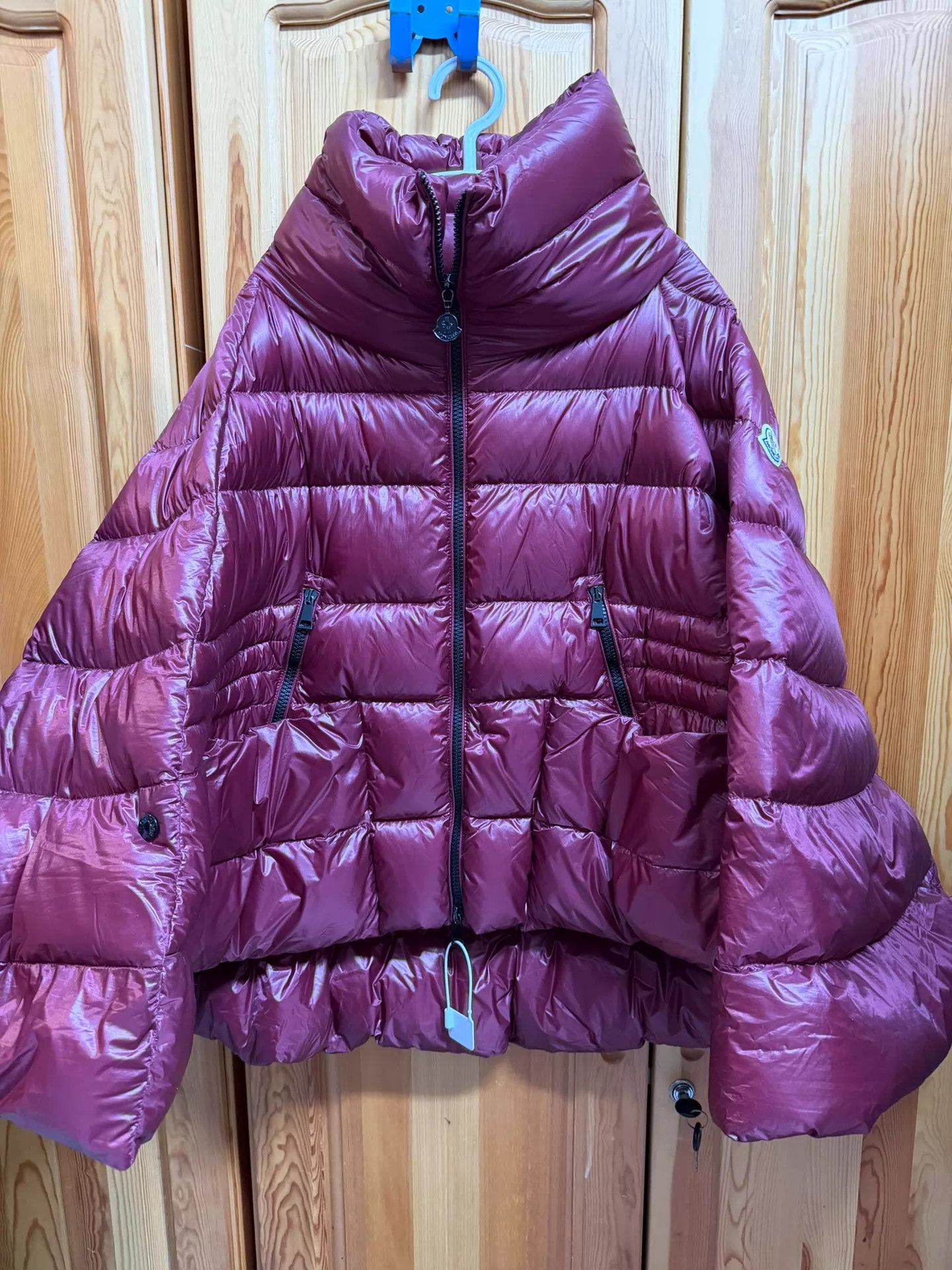 Moncler Moncler Burgundy Caped Puffer Coat Size 2 Size XS / US 0-2 / IT 36-38 - 1 Thumbnail
