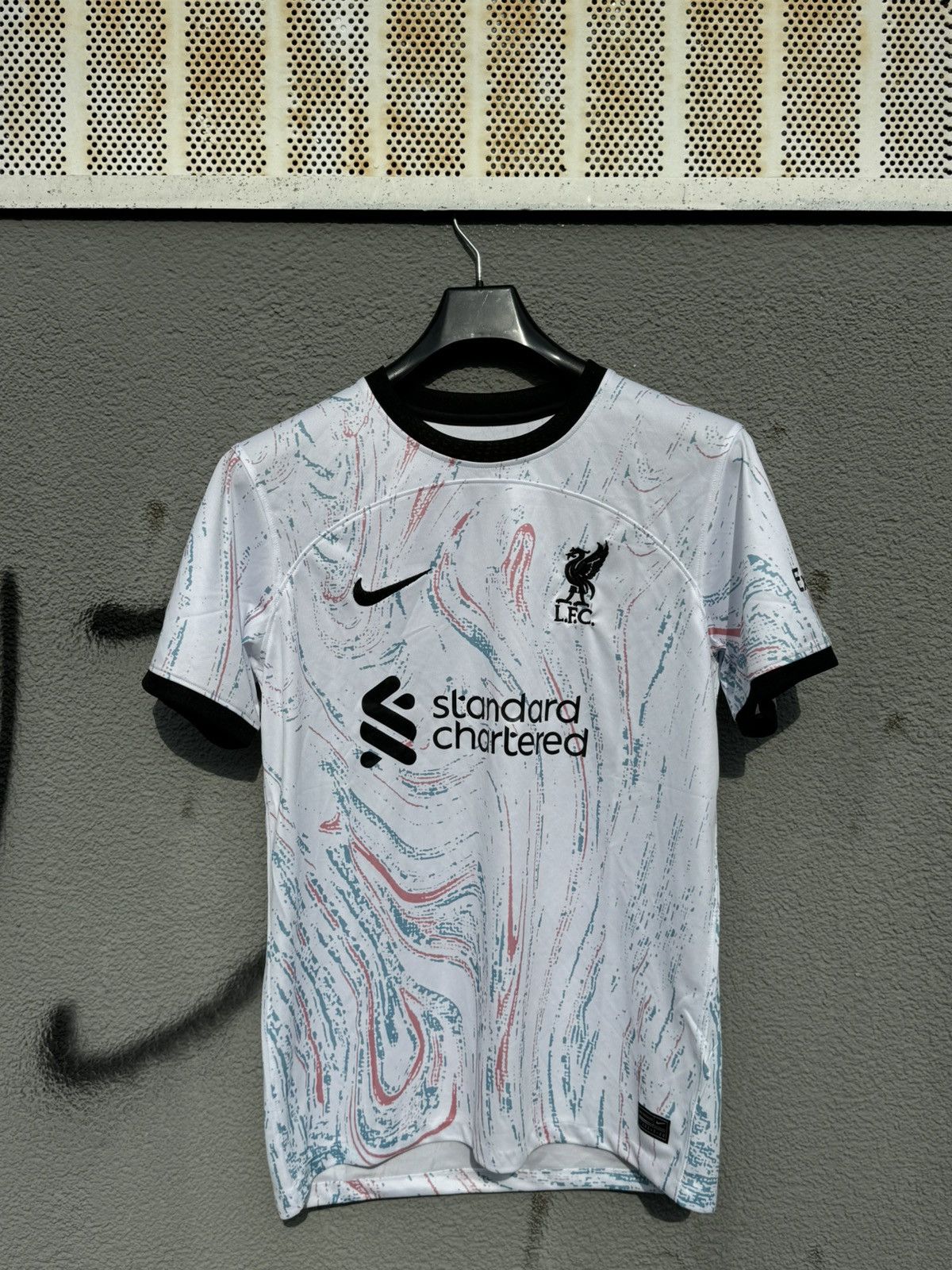 Nike Nike Liverpool Soccer Jersey White Size US M / EU 48-50 / 2 - 1 Thumbnail