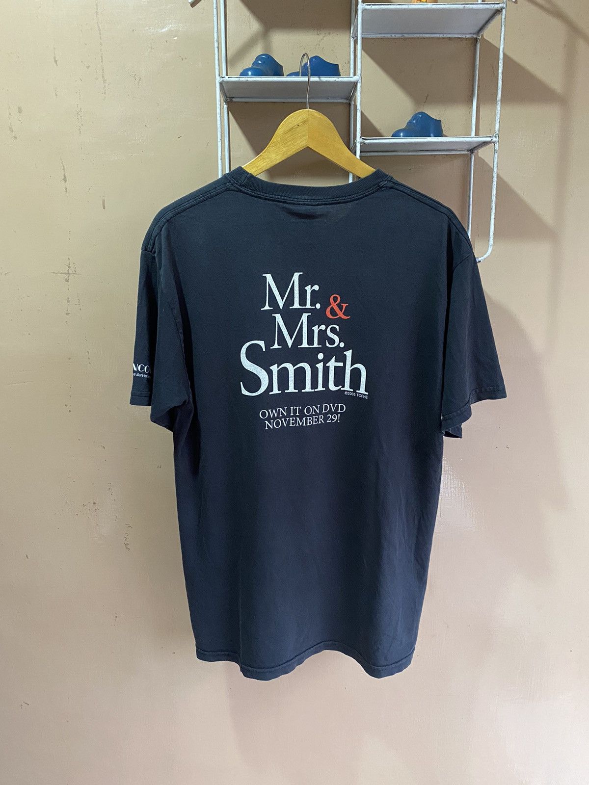 image of Bindingoffermr&mrs Smiths Promo Movie 2005 in Black, Men's (Size Medium)