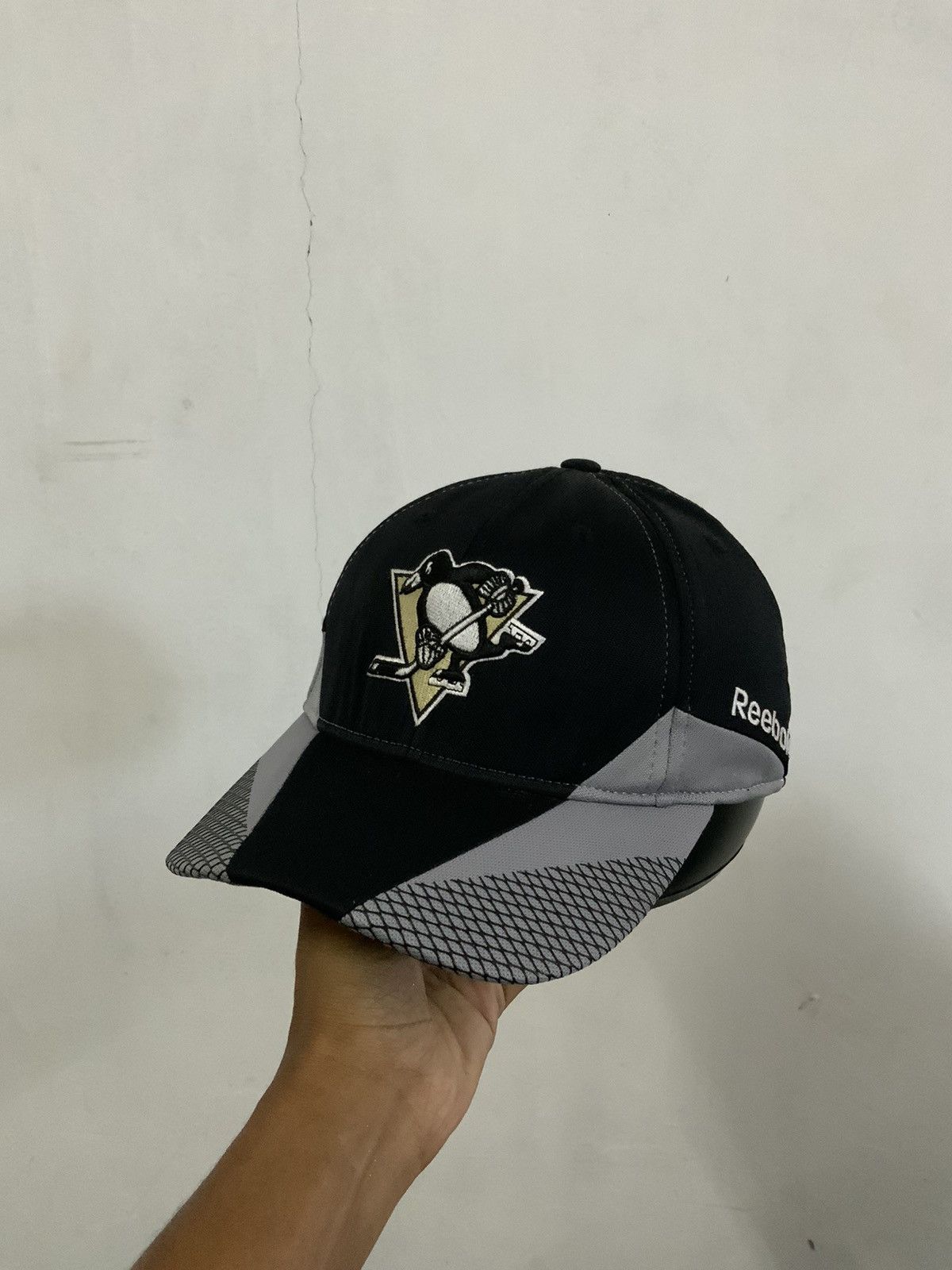 Reebok Reebok NHL Center Ice Fitted Hat Size ONE SIZE - 1 Thumbnail