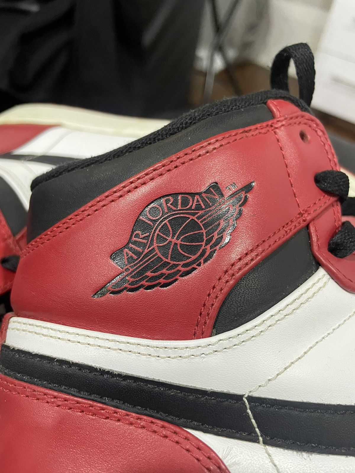 Jordan Brand Jordan 1 Retro Chicago 2013 Size US 10.5 / EU 43-44 - 5 Thumbnail