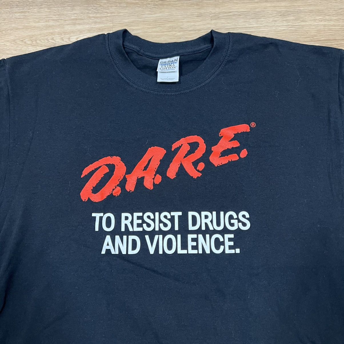 Gildan Vintage 90s Dare Resist Drugs and Violence T-Shirt Black Size US L / EU 52-54 / 3 - 4 Thumbnail