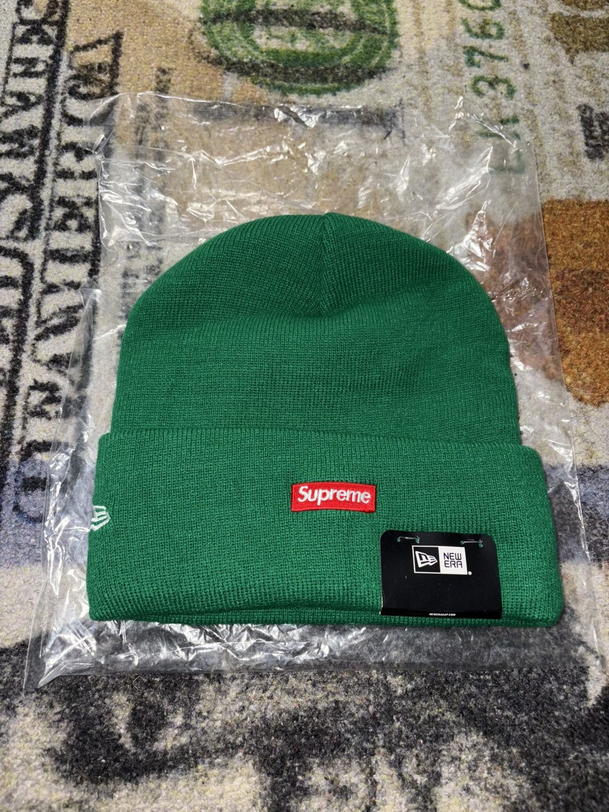 New Era × Supreme Supreme New Era Old English Beanie Green Size ONE SIZE - 2 Thumbnail