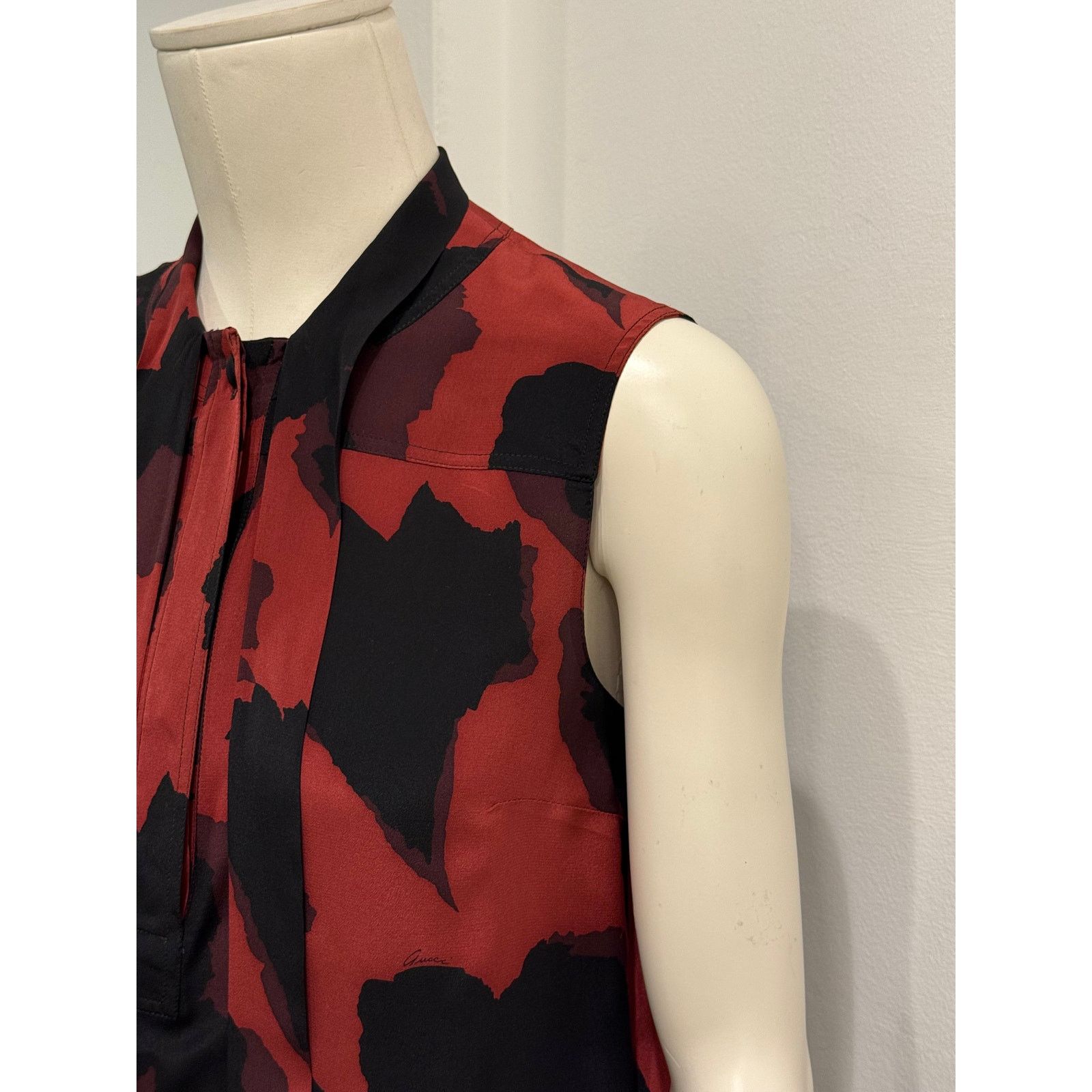 Gucci 2010s Gucci sleeveless bow-tie blouse Size S / US 4 / IT 40 - 5 Thumbnail