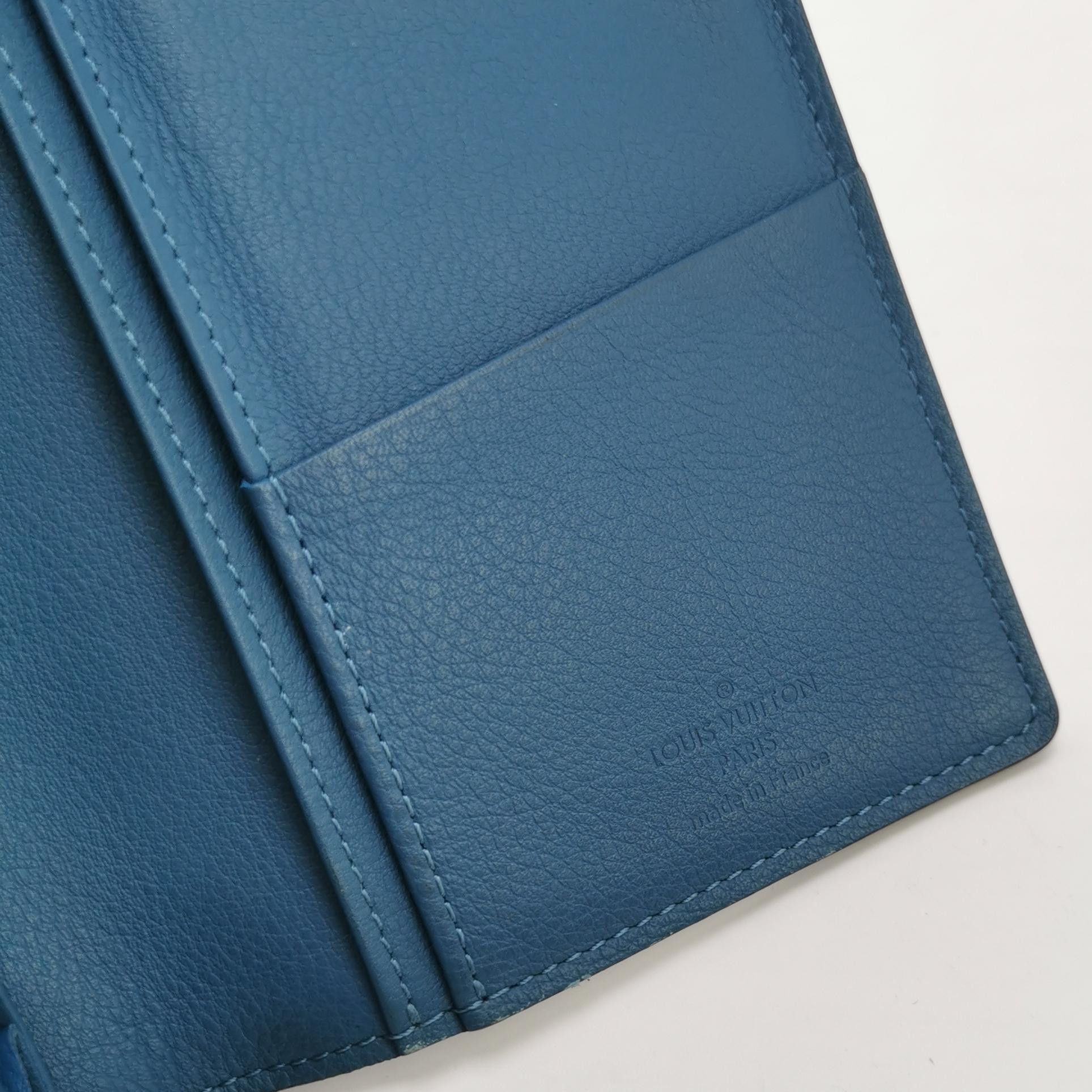 Louis Vuitton Louis Vuitton (LV) Brazza leather solid color bi-fold walle Size ONE SIZE - 2 Thumbnail