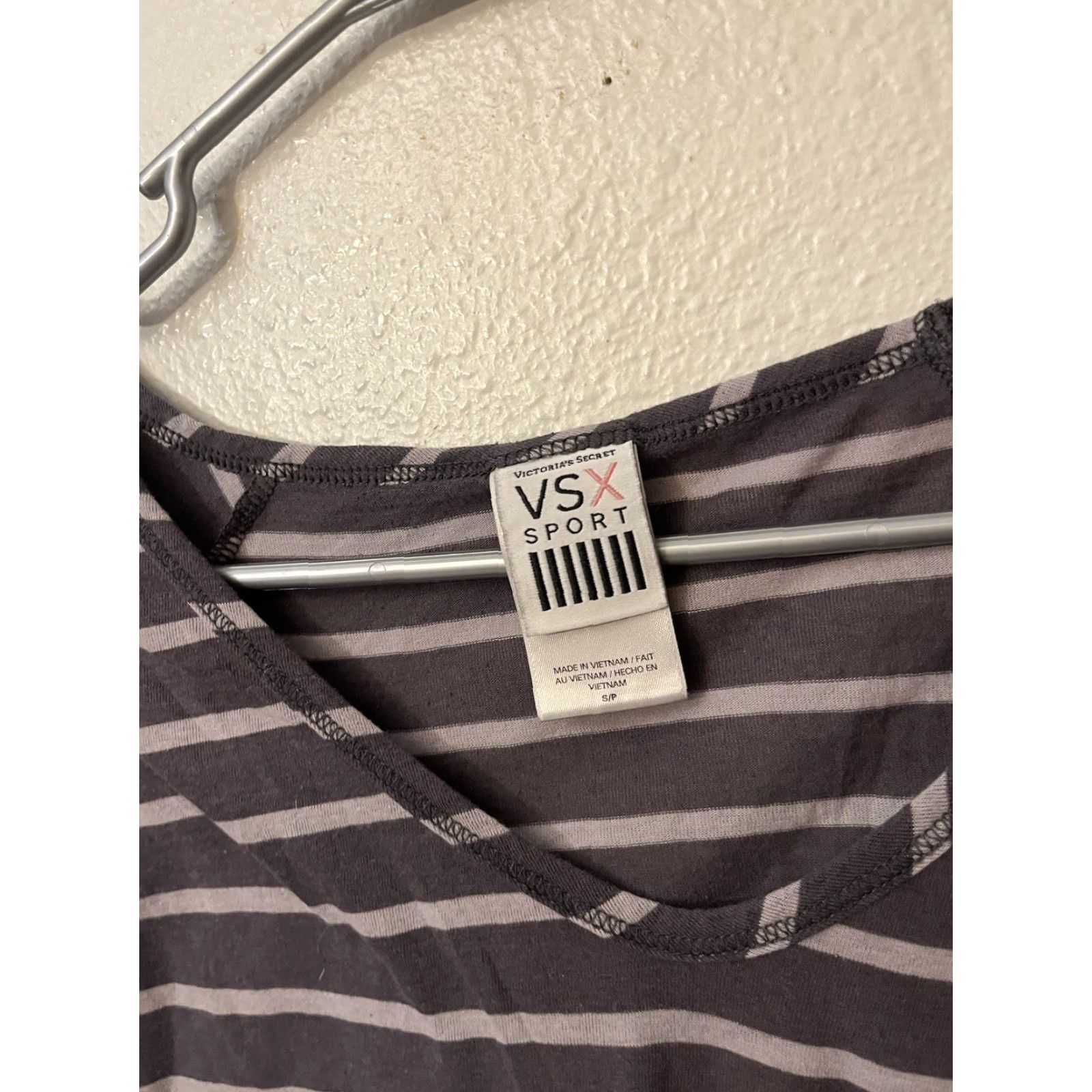 Victoria's Secret Victoria's Secret VSX Women’s Athletic Sport Tee Top V-Neck Small Gray Striped Ladies Shirt S Black Sports VS Victoria Sport 90s? Size S / US 4 / IT 40 - 2 Thumbnail