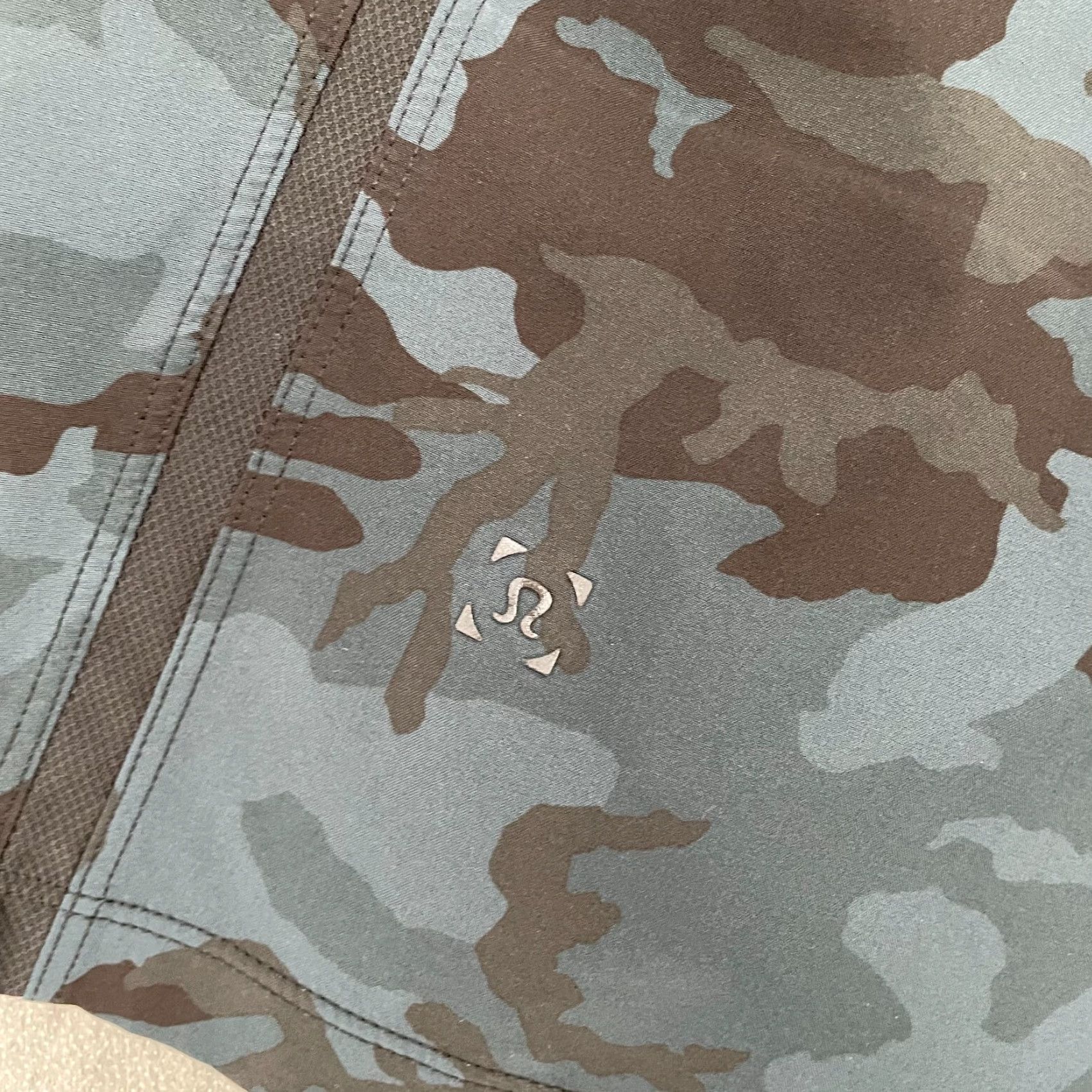 Lululemon Lululemon Pace Breaker Shorts Men Activewear Camouflage Drawstring Athletic 8.5in Inseam Size M Black Blue Size US 31 - 5 Thumbnail