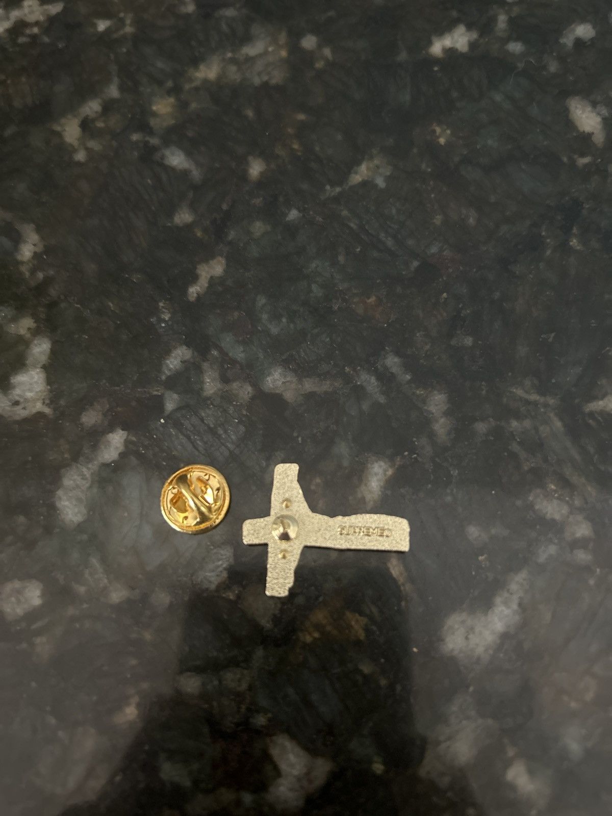 Supreme Supreme Gonz Cross Pin Size ONE SIZE - 2 Thumbnail