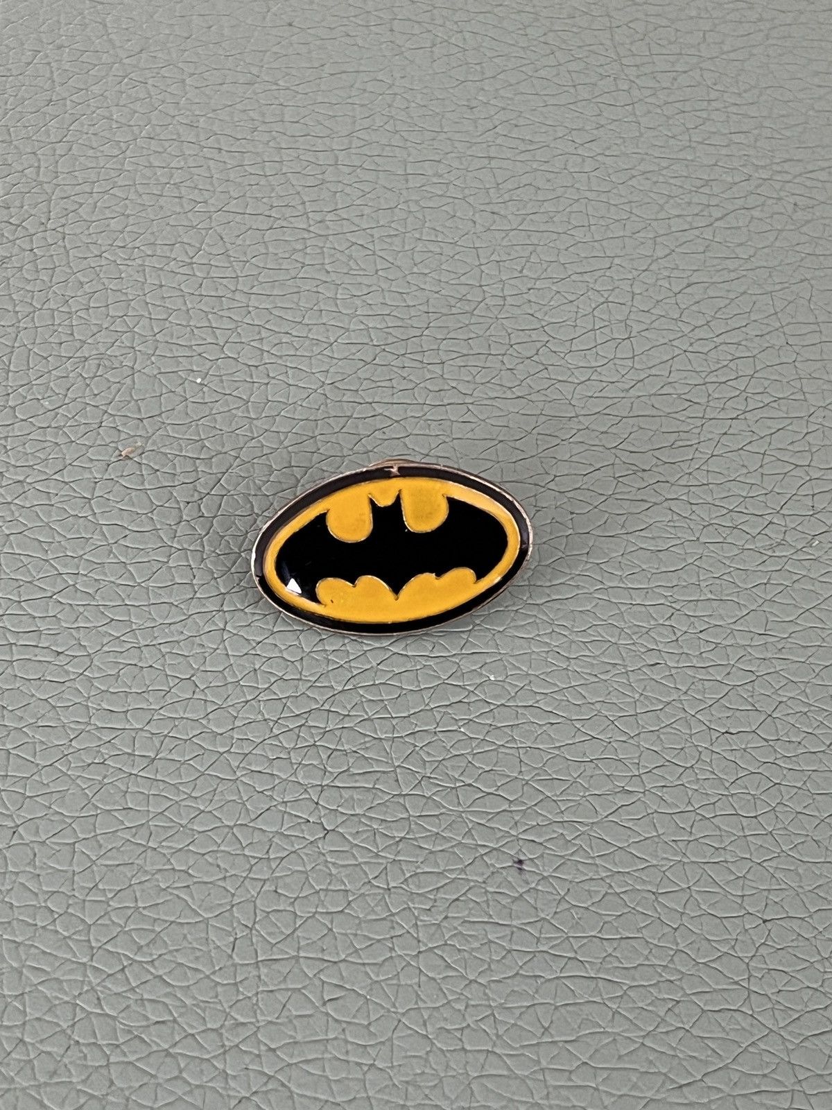 DC Comics × Marvel Comics Batman logo vintage pin Size ONE SIZE - 1 Thumbnail