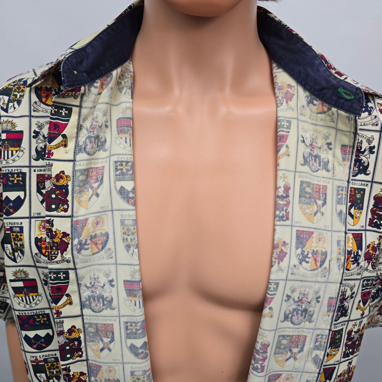 Tommy Hilfiger × Vintage Tommy Hilfiger University Crest Print Shirt L Colleges 90s Size US L / EU 52-54 / 3 - 7 Thumbnail