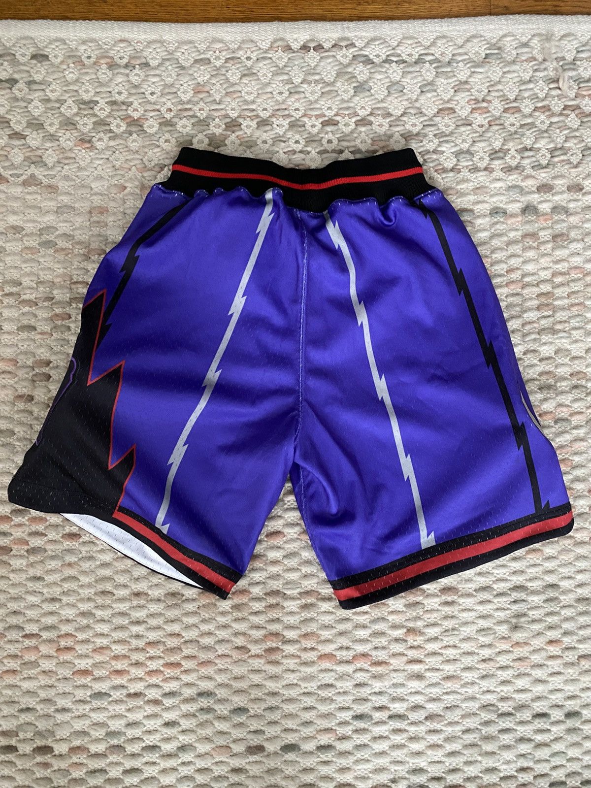 Mitchell & Ness Mitchell & Ness Toronto Raptors 1998 Authentic Shorts Size US 30 / EU 46 - 2 Thumbnail