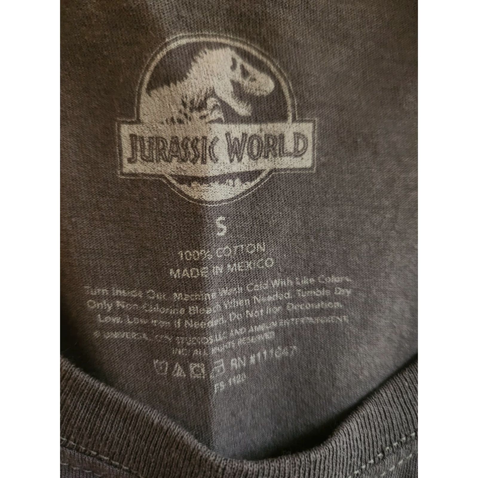 Vintage Jurassic Park Movie Logo Gray T-Shirt Mens Size S Short Sleeve Crew Neck Graphic Tee 100% Cotton Size US S / EU 44-46 / 1 - 2 Thumbnail