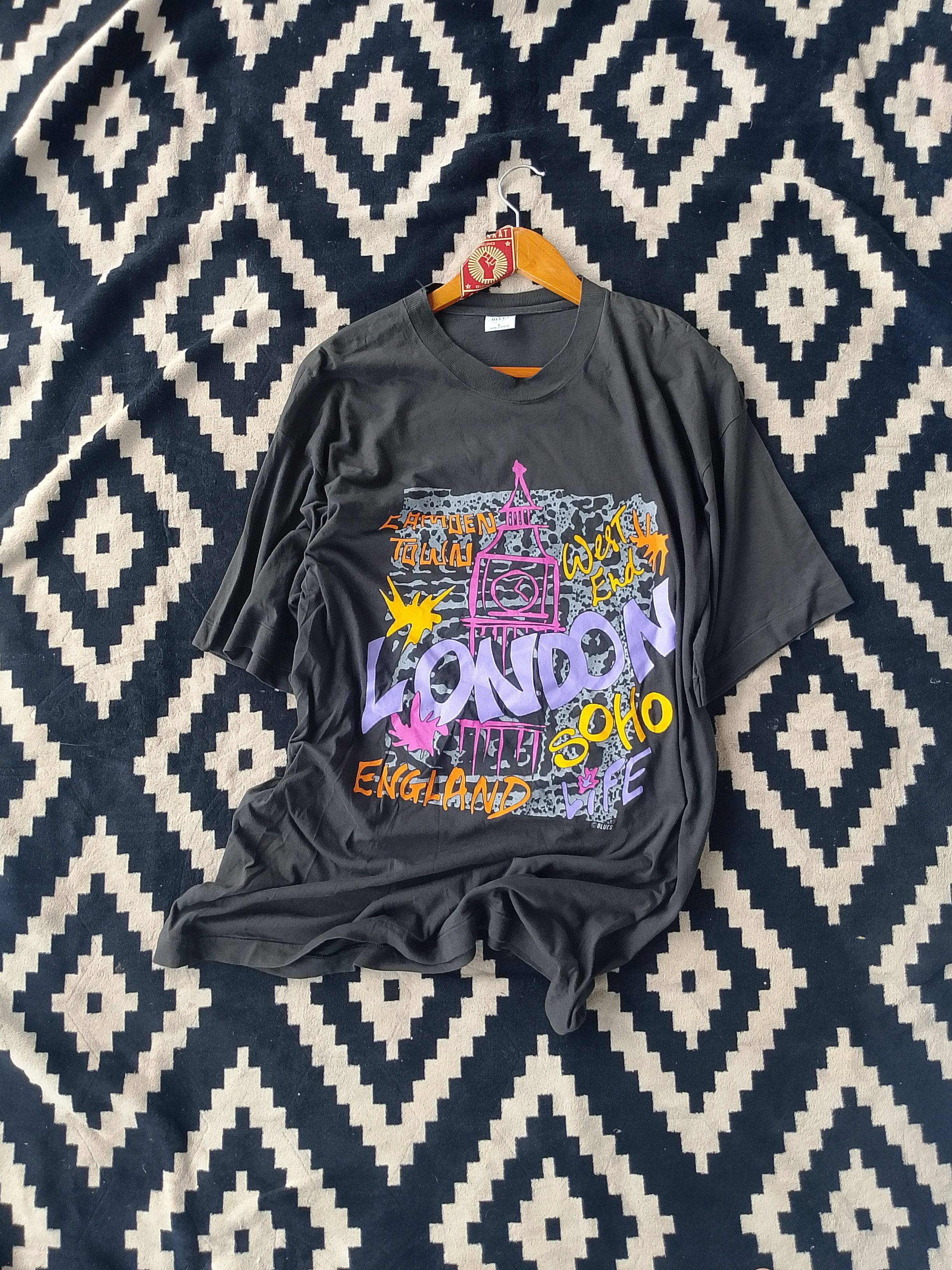 Vintage Vintage 90s London Big Ben Neon Graphic Tee Single Stitch Size US L / EU 52-54 / 3 - 1 Thumbnail