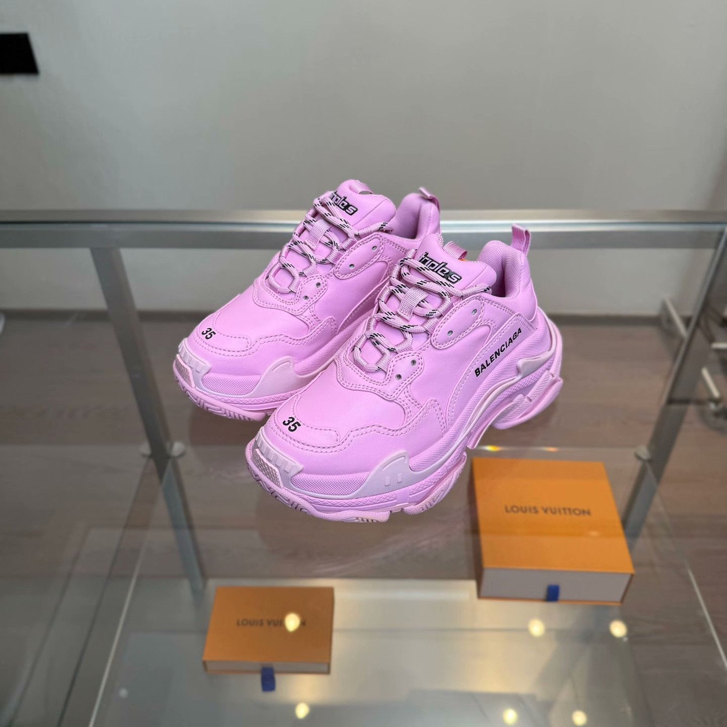 Balenciaga Balenciaga Pink Lowtop Sneakers 35 Women Size US 5 / IT 35 - 1 Thumbnail