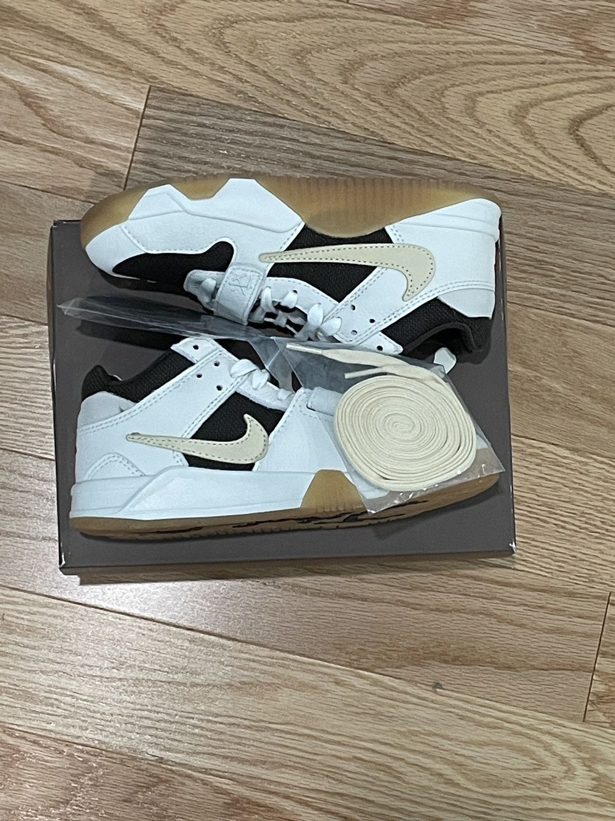 Nike × Travis Scott Size 2 Youth (2Y) Nike x Travis Scott Jumpman Jack Size US 5 / EU 37 - 2 Thumbnail