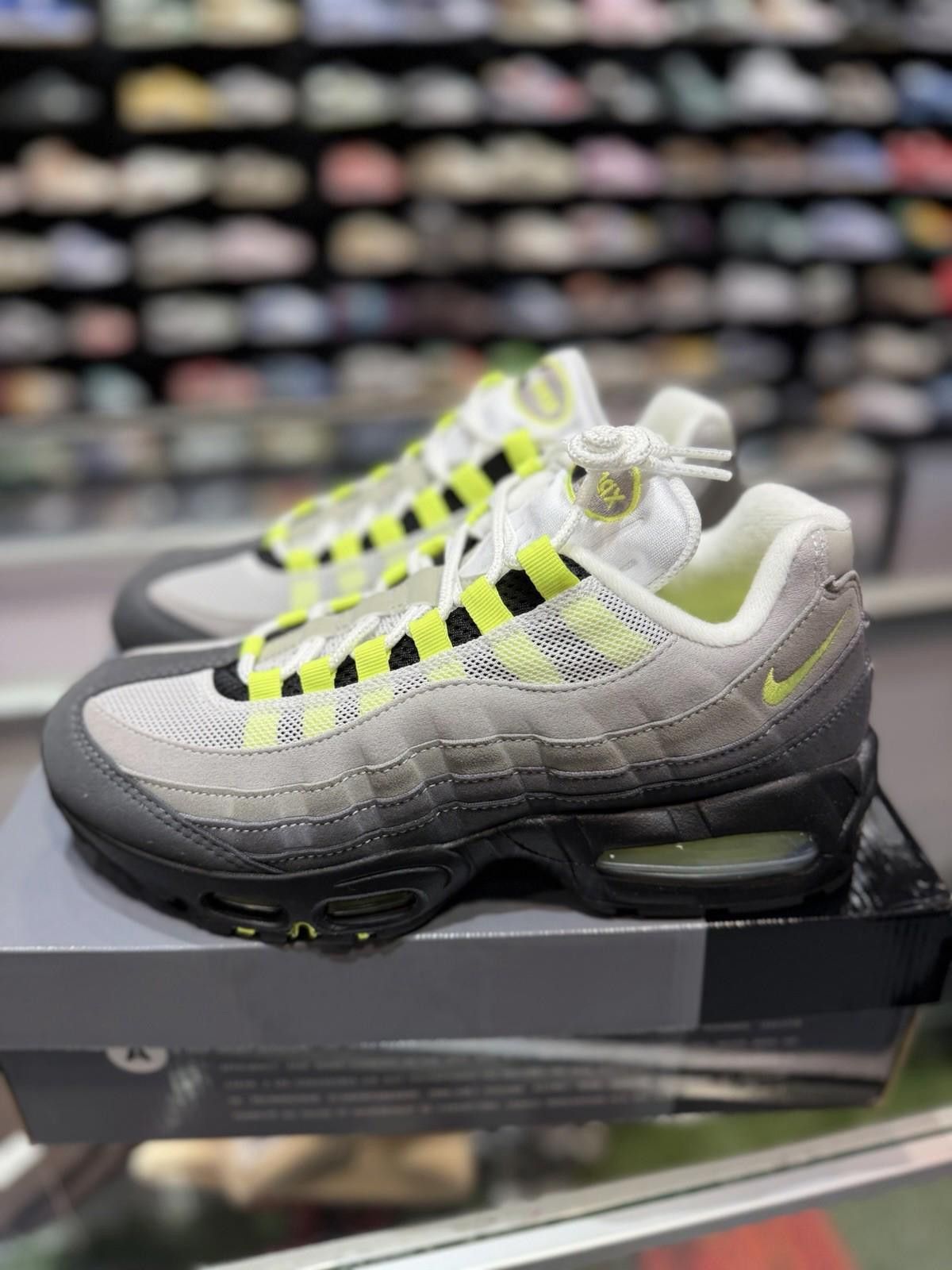 Nike Size 8 - Nike Air Max 95 OG 2025/2026 Neon (HM4740 001) Size US 8 / EU 41 - 1 Thumbnail