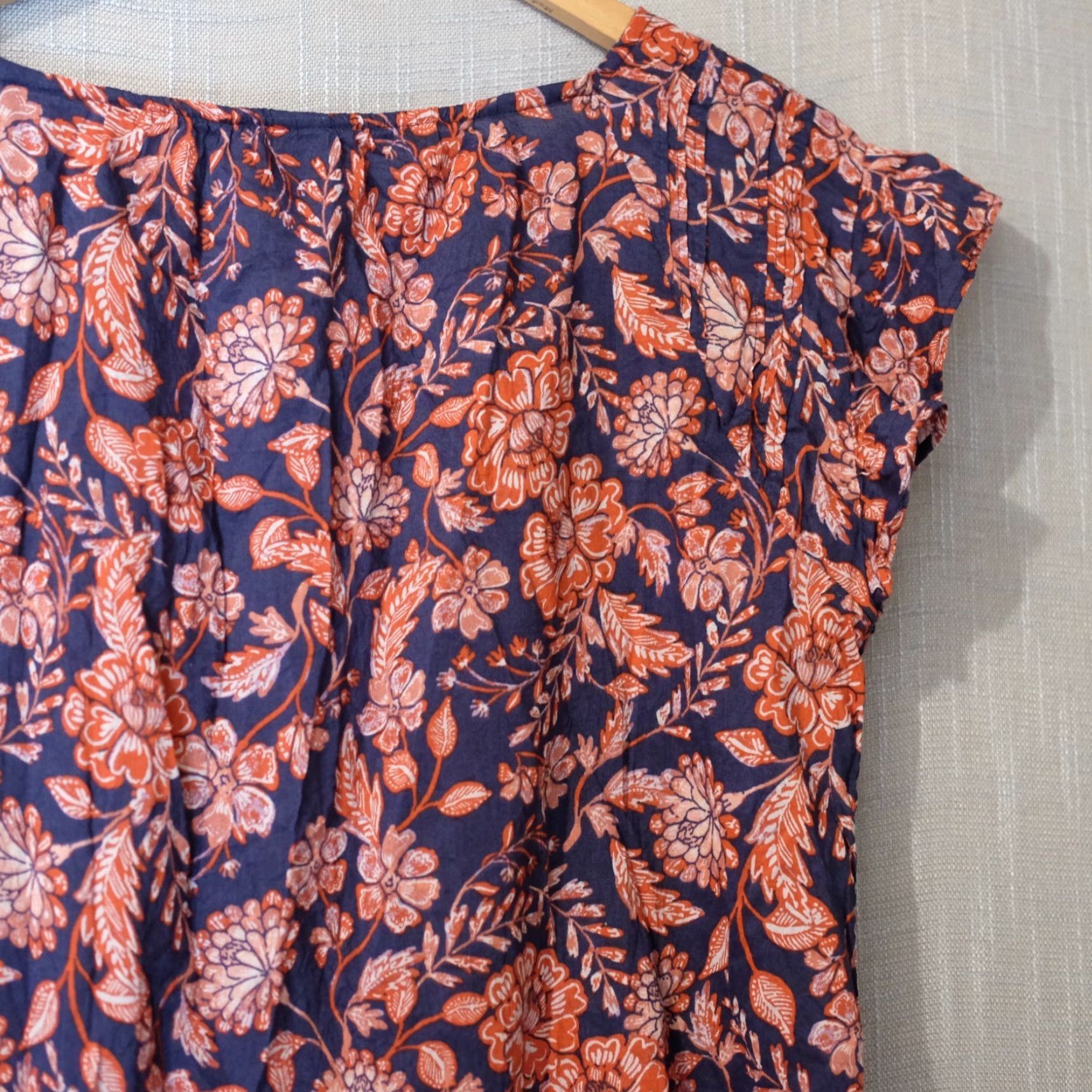 Old Navy EUC Old Navy Top Floral Pleated Ruffle Lightweight Black/Red Womens S #A1-127 Size S / US 4 / IT 40 - 7 Thumbnail