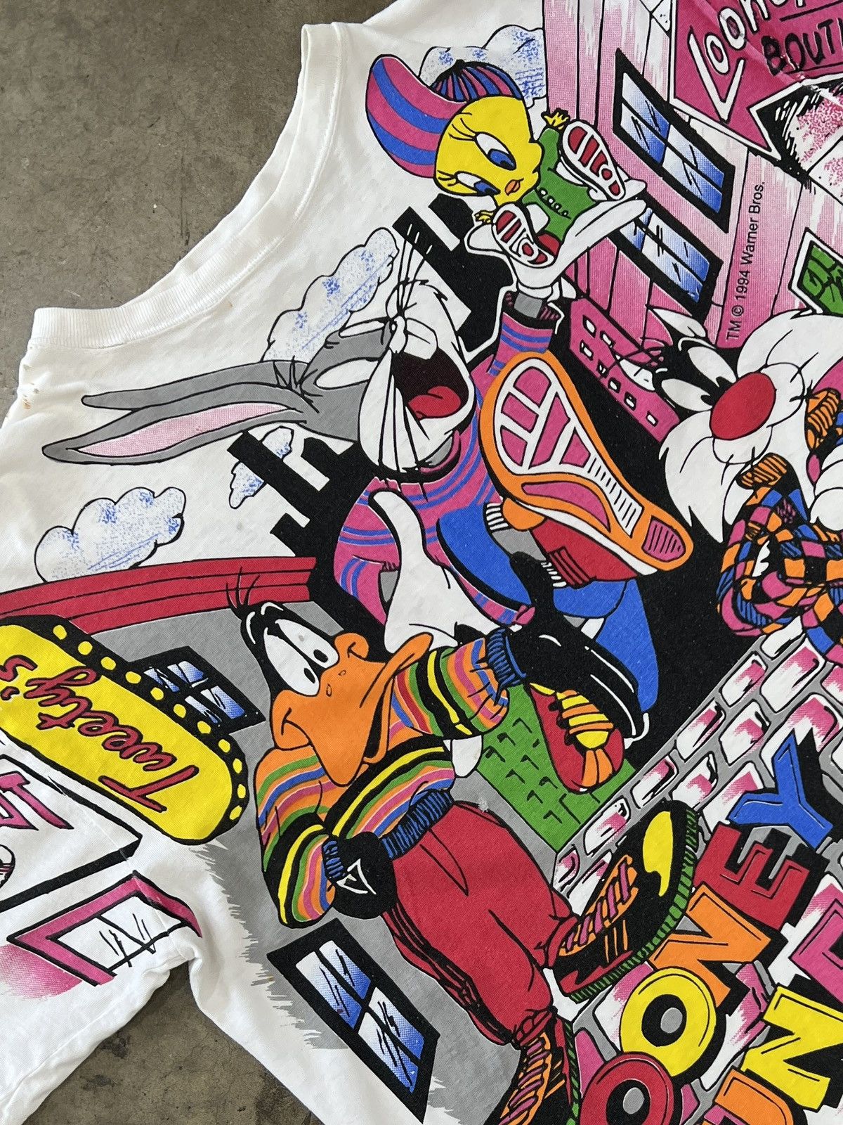 Warner Bros Vintage AOP 1994 Looney Tunes Tweety Bugs Bunny Tee XXL Size US XXL / EU 58 / 5 - 1 Thumbnail