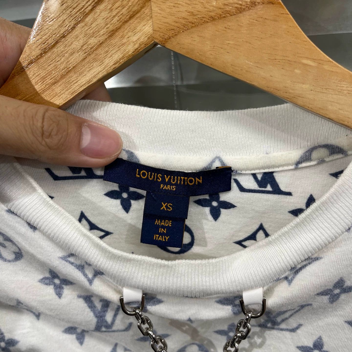 Louis Vuitton LV White Blue Monogram Neck Chain Short Tee XS Size XS / US 0-2 / IT 36-38 - 3 Thumbnail