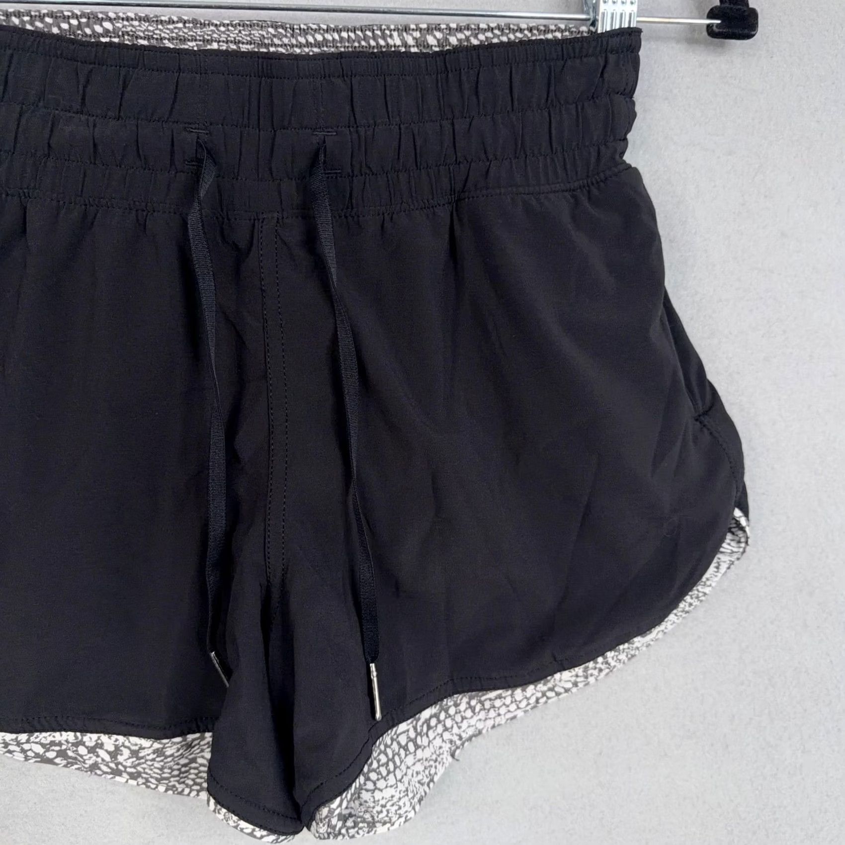 Lululemon VINTAGE Lululemon Shorts Womens 2 Black High Rise Reversible Geometric Running Athletic Size 26" / US 2 / IT 38 - 4 Thumbnail